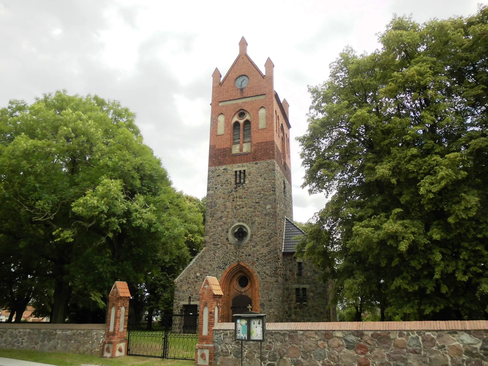 Photo showing: Kirche und Feldsteinmauer des Kirchhofs in Hasenfelde, Gemeinde Steinhöfel, Landkreis Oder-Spree, Deutschland