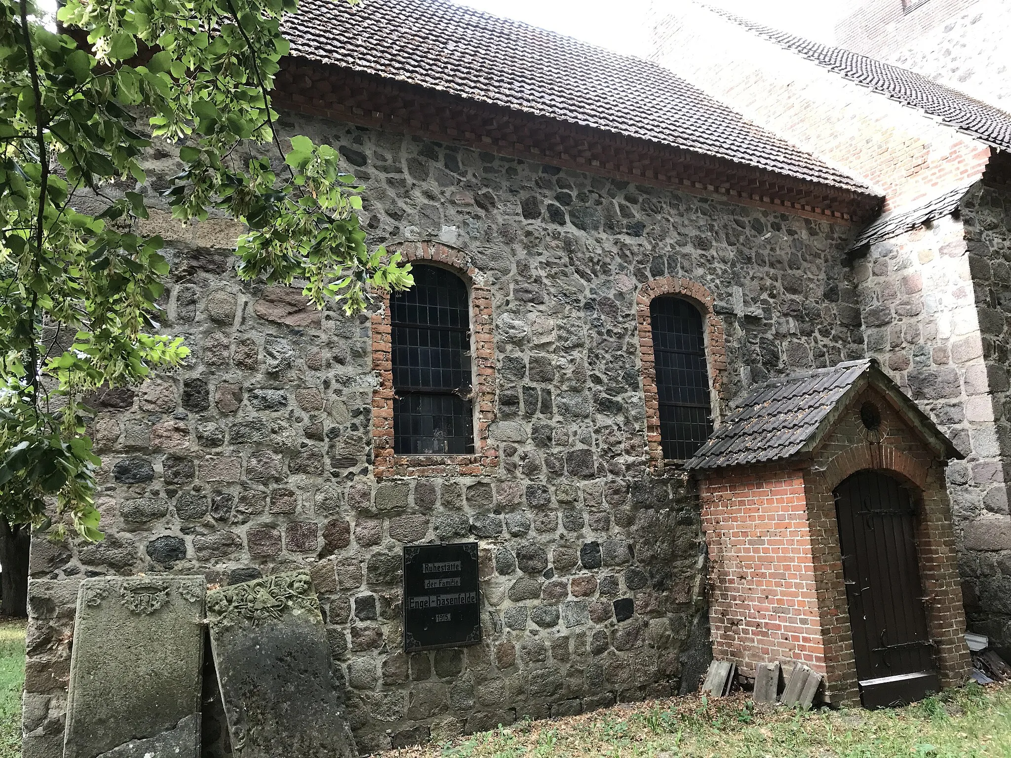 Photo showing: Die Dorfkirche Hasenfelde der Gemeinde Steinhöfe ist eine spätgotische Saalkirche, die 1901 umgebaut wurde. Im Innern steht unter anderem eine Kanzel aus dem Anfang des 18. Jahrhunderts.
