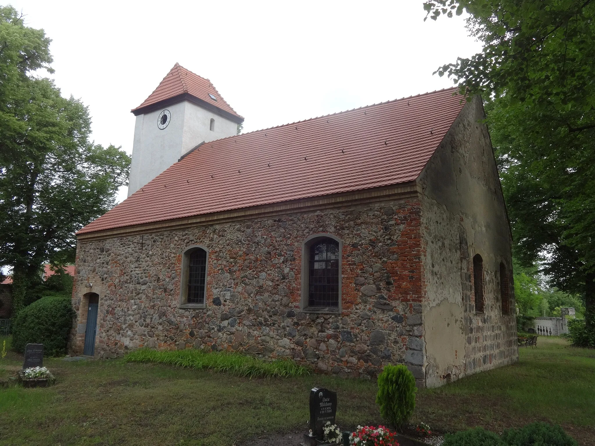 Photo showing: Die Dorfkirche Kiekebusch in Schönefeld (Brandenburg) entstand vermutlich im 14. Jahrhundert und wurde in den Jahren 1693 und 1694 nach Süden hin durch den Anbau einer Patronatsloge erweitert. In seinem Innern steht unter anderem ein Altar aus der zweiten Hälfte des 17. Jahrhunderts.