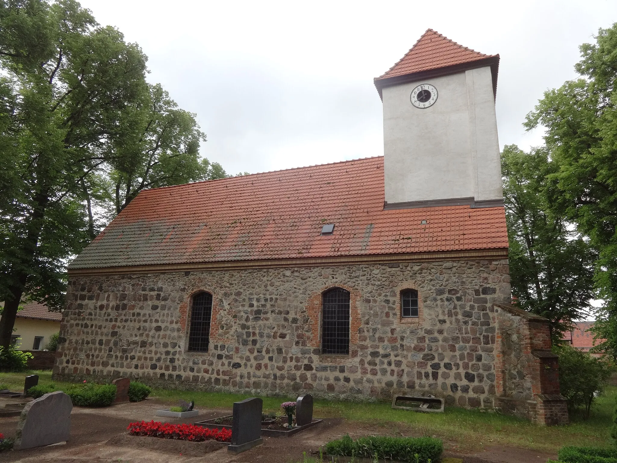 Photo showing: Die Dorfkirche Kiekebusch in Schönefeld (Brandenburg) entstand vermutlich im 14. Jahrhundert und wurde in den Jahren 1693 und 1694 nach Süden hin durch den Anbau einer Patronatsloge erweitert. In seinem Innern steht unter anderem ein Altar aus der zweiten Hälfte des 17. Jahrhunderts.