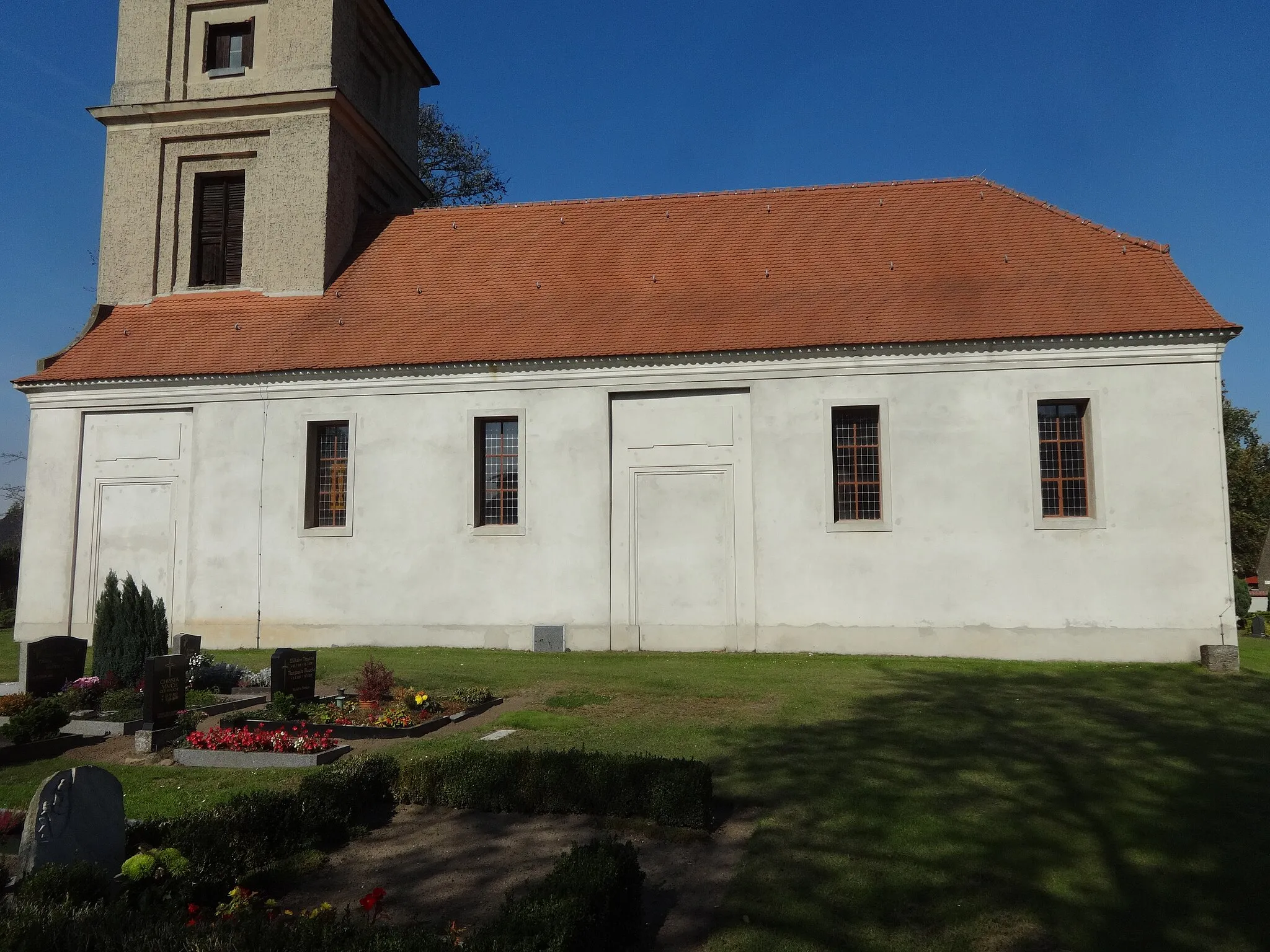 Photo showing: Die Dorfkirche in Groß Rietz in der Gemeinde Rietz-Neuendorf im Landkreis Oder-Spree in Brandenburg entstand im Jahr 1704. In ihrem Innern ist eine barocke Ausstattung aus der Bauzeit.