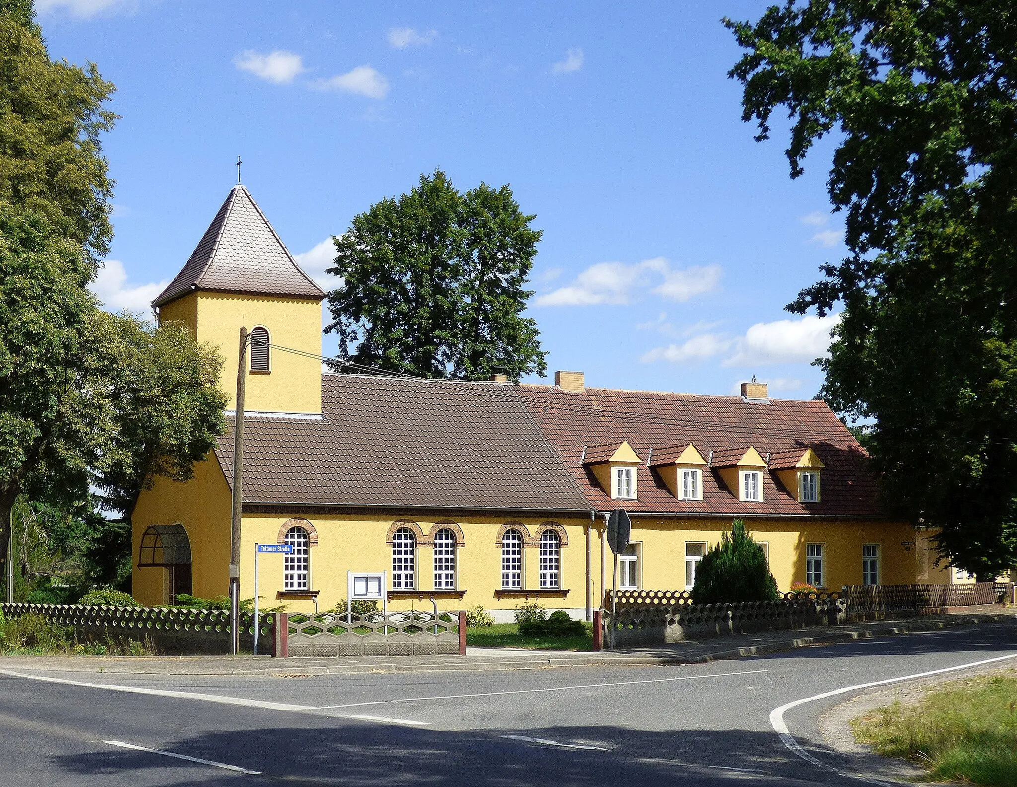 Photo showing: Luisenschule und Kirche 2017 in Schraden