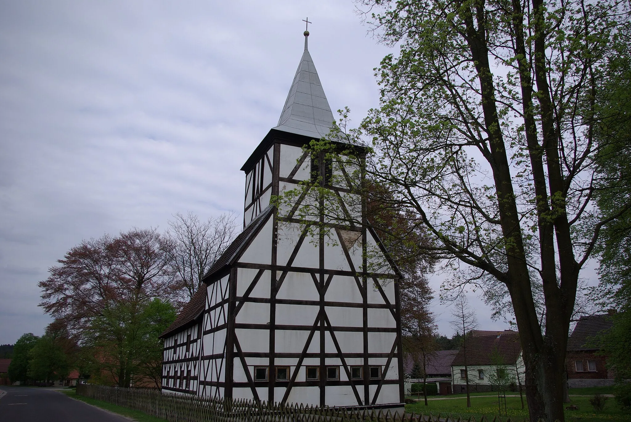 Photo showing: Siehdichum Ortsteil Rießen in Brandenburg. Die Kirche stammt aus dem 17. Jahrhundert. Sie steht unter Denkmalschutz.