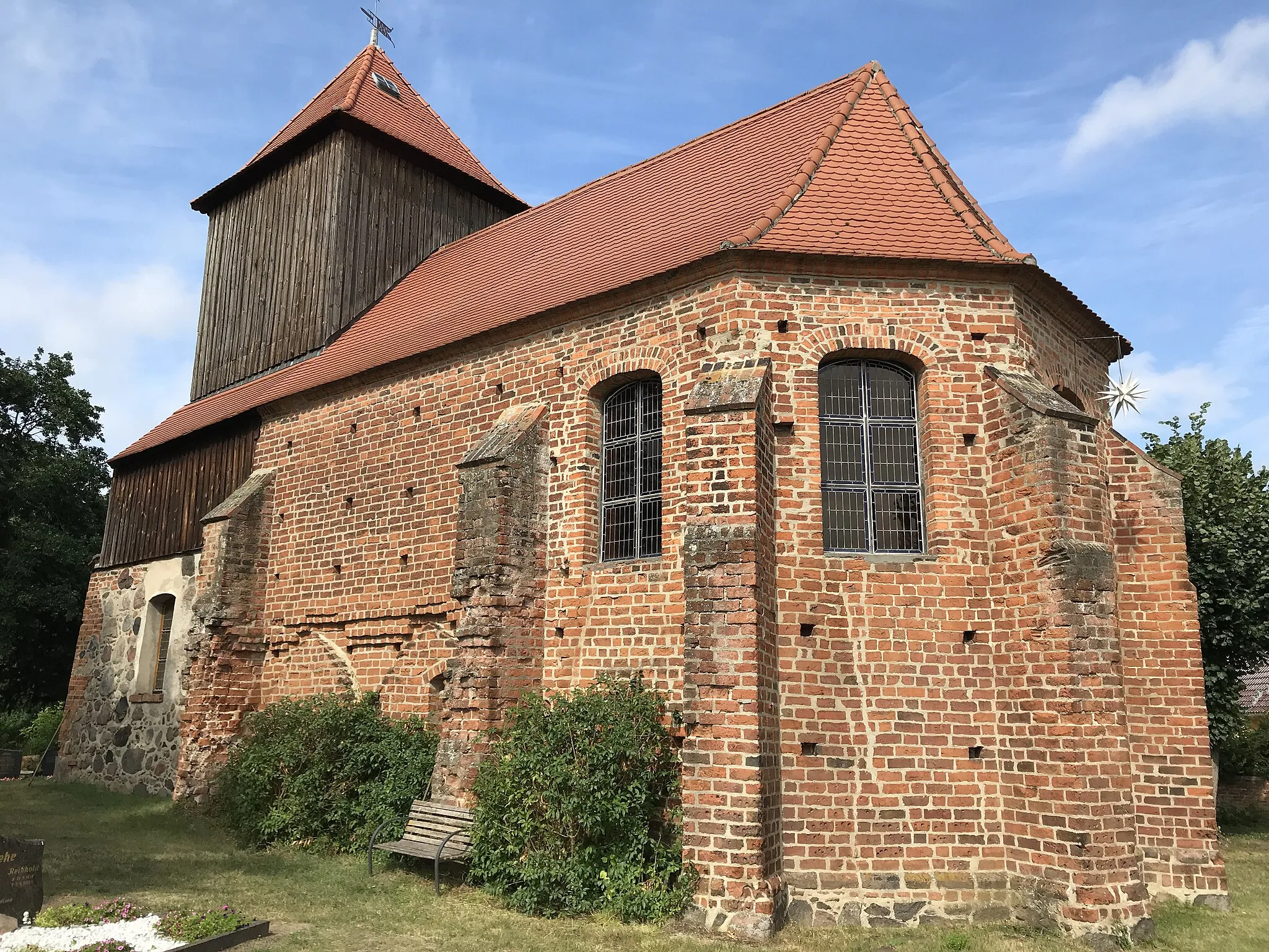 Photo showing: Die Dorfkirche Kriele ist eine Saalkirche aus der Mitte des 14. Jahrhunderts, die im 15. Jahrhundert um einen Kirchturm erweitert wurde. Im Innenraum steht unter anderem ein unvollständiger Kanzelaltar aus dem Jahr 1737.