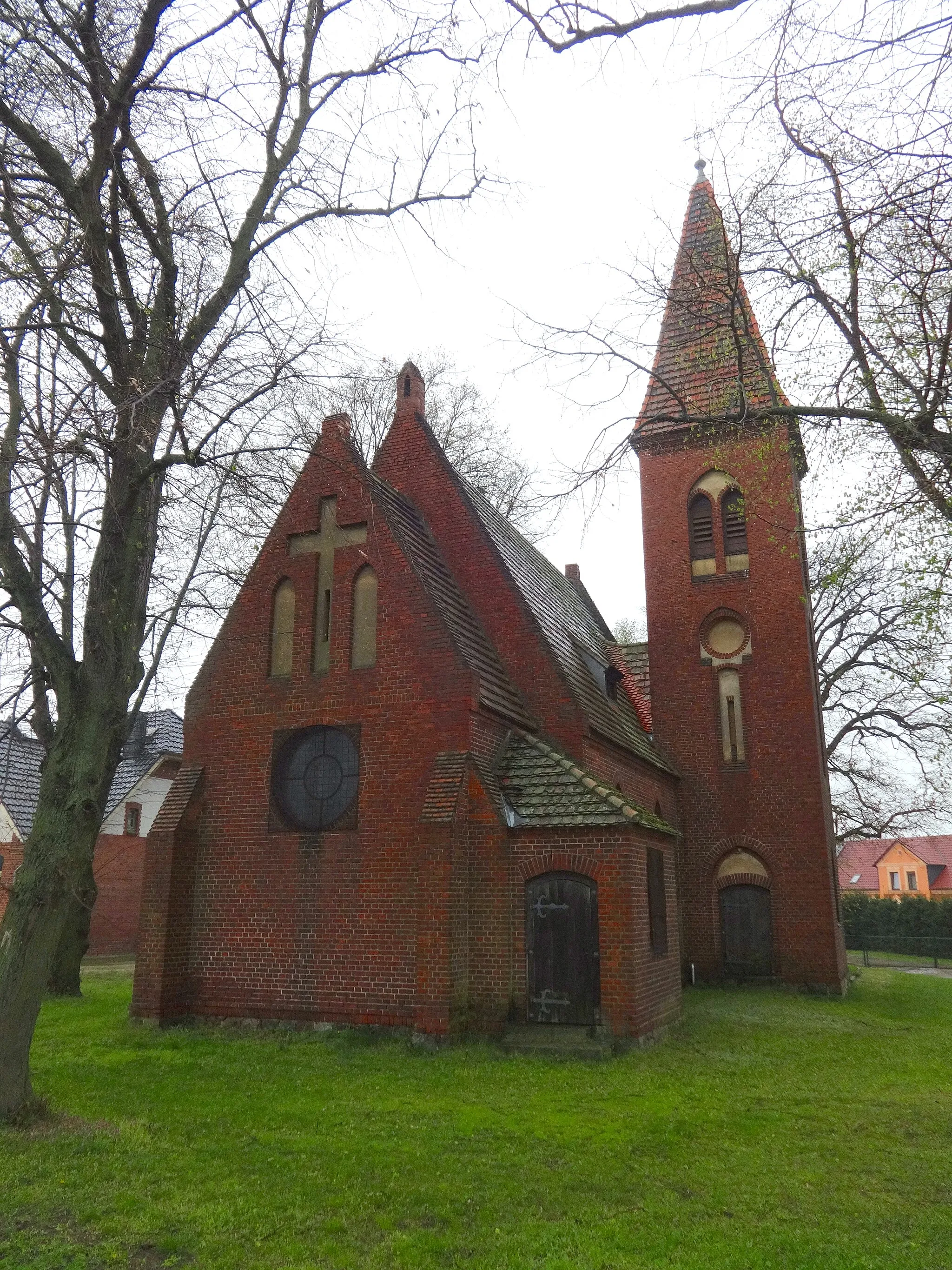 Photo showing: Die Dorfkirche in Rottstock ist eine neugotische Saalkirche in Rottstock, einem Ortsteil der Gemeinde Gräben im Landkreis Potsdam-Mittelmark in Brandenburg. Auffällig ist der an der Nordseite asymmetrisch positionierte Turm.