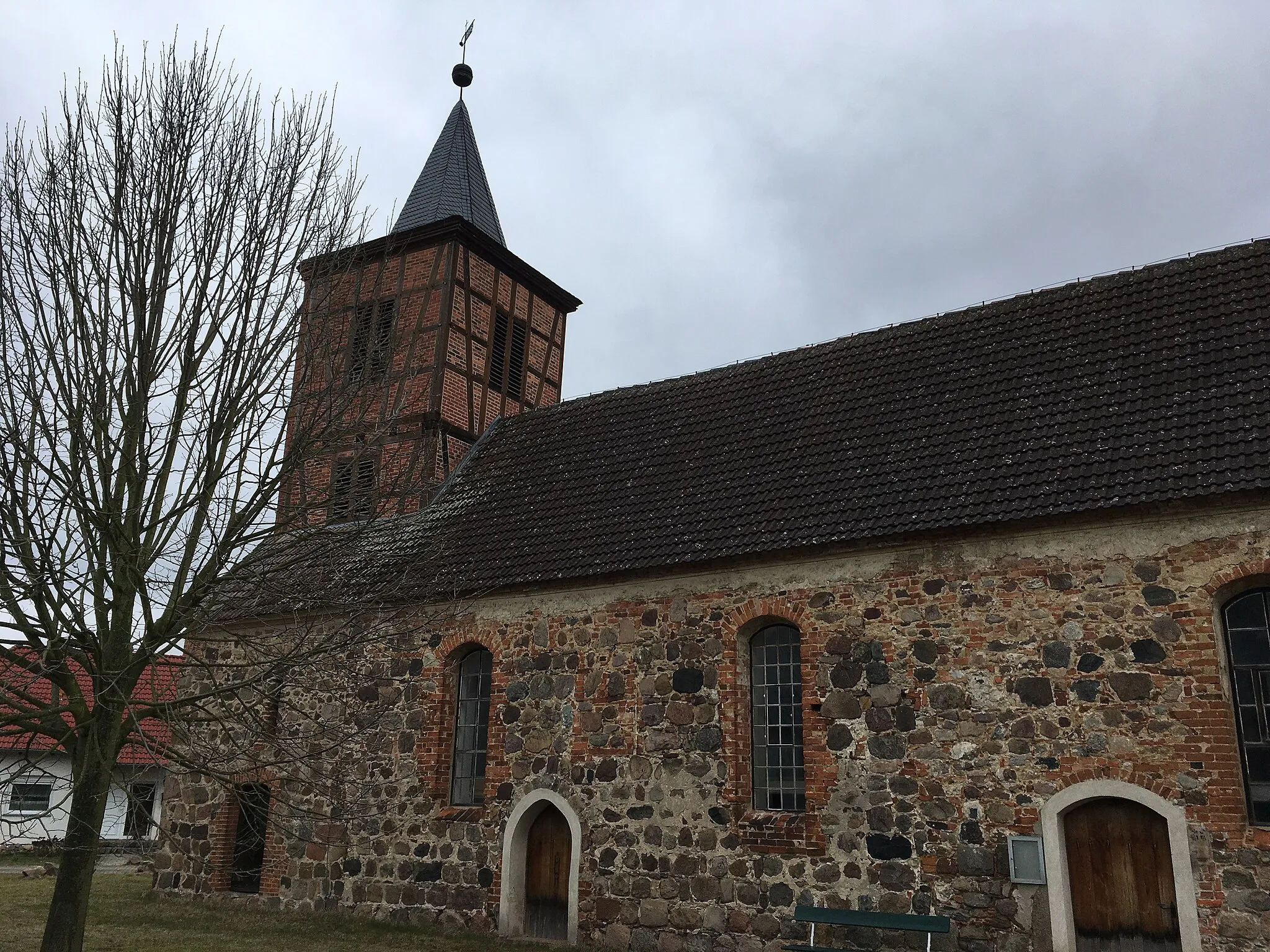 Photo showing: Die Dorfkirche in Gräben ist eine Feldsteinkirche, die vermutlich im 14. Jahrhundert entstand.