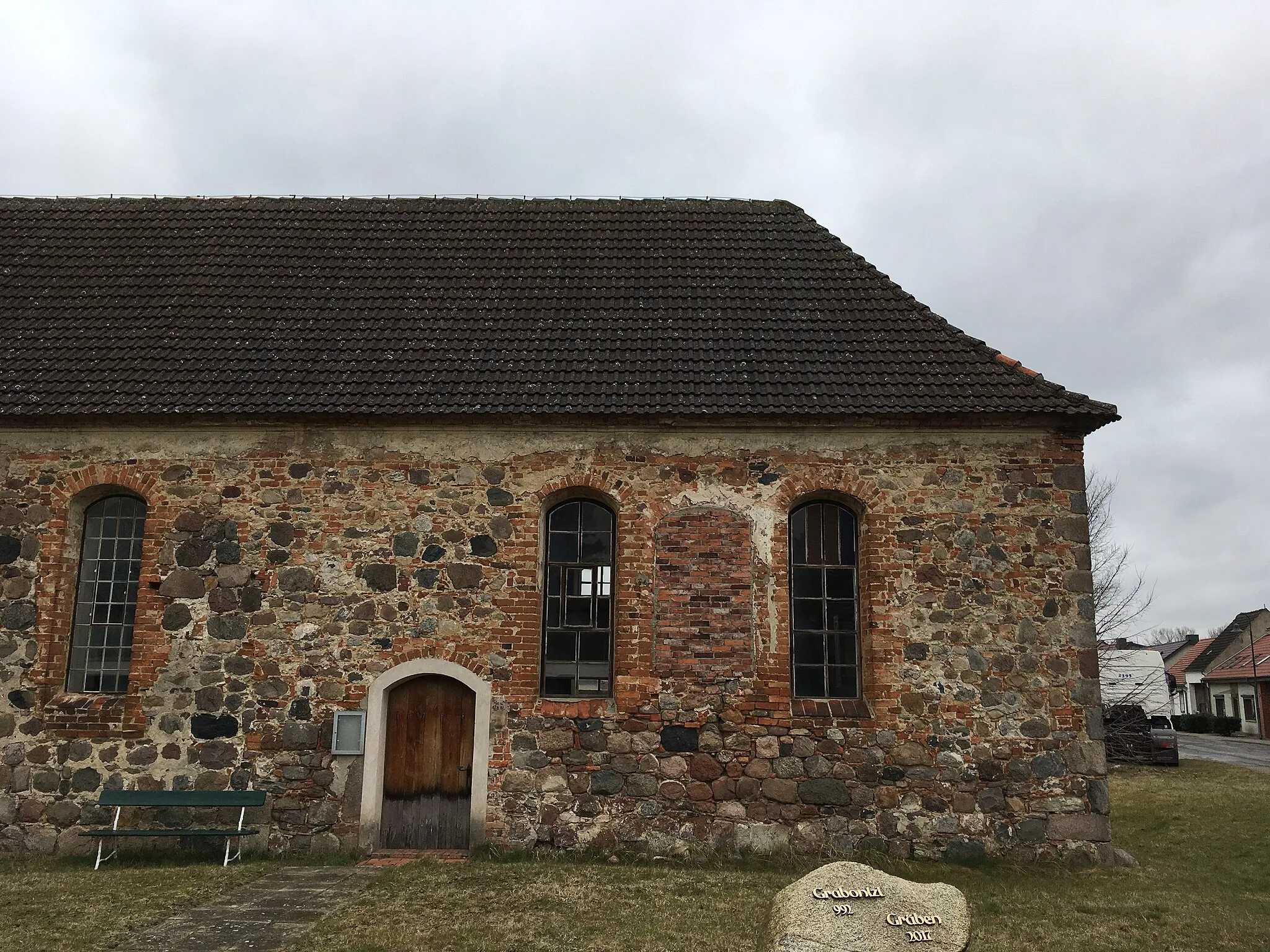 Photo showing: Die Dorfkirche in Gräben ist eine Feldsteinkirche, die vermutlich im 14. Jahrhundert entstand.
