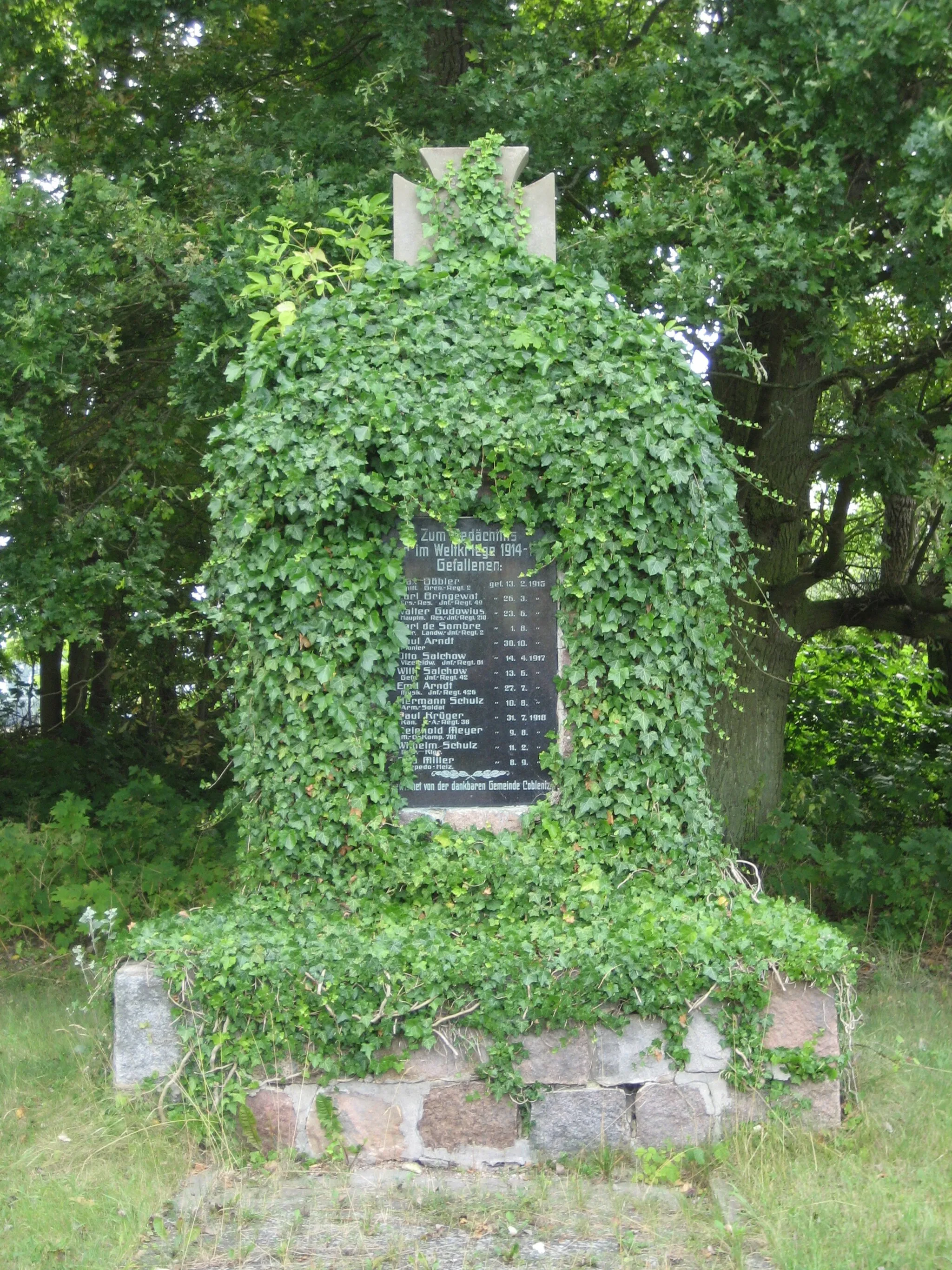 Photo showing: Kriegerdenkmal für die im Ersten Weltkrieg gefallenen 13 Soldaten aus Koblentz.