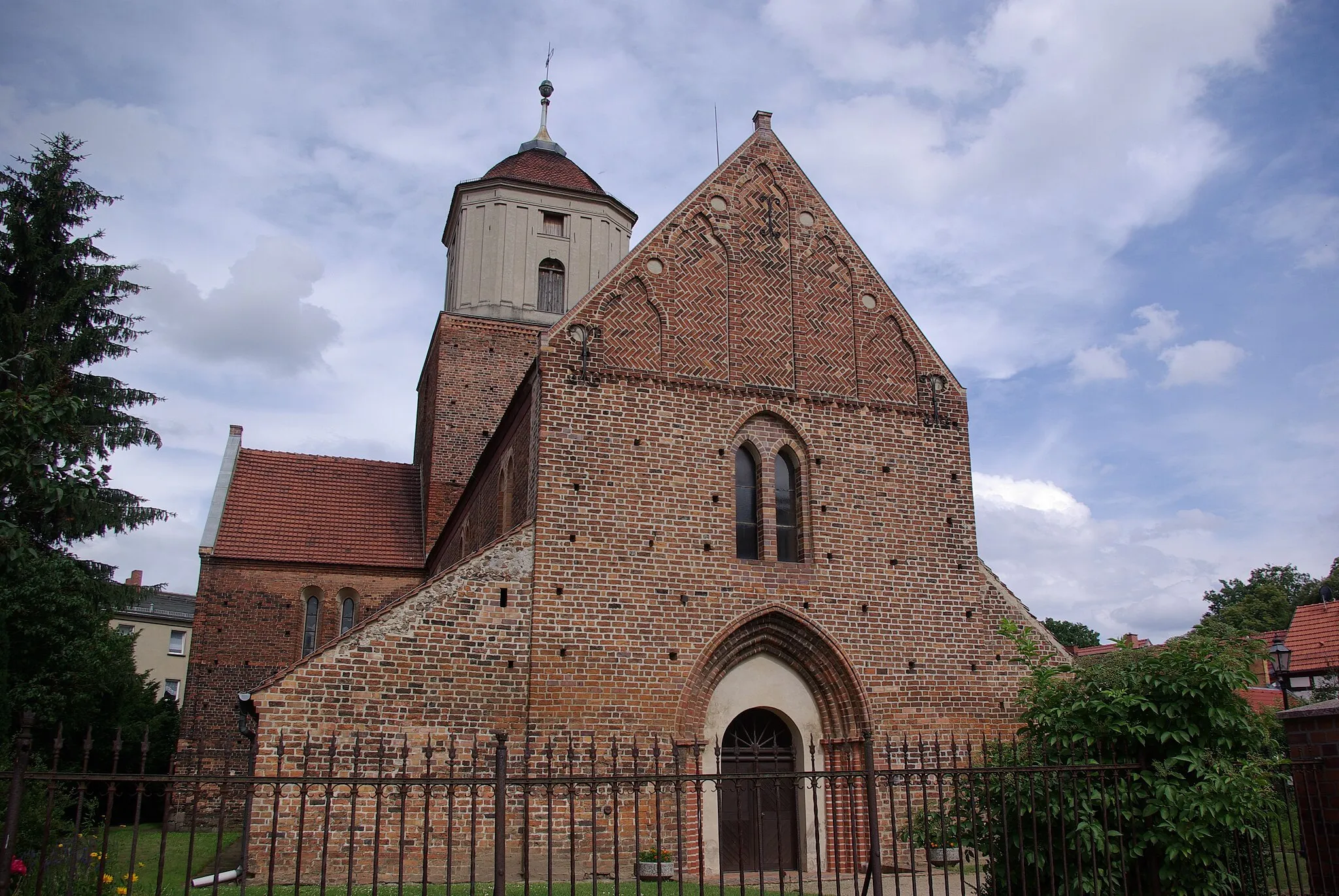 Photo showing: Treuenbrietzen in Brandenburg. Die Kirche Sankt Nicolai ist katholische Kirche in Treuenbrietzen. Die Kirche steht unter Denkmalschutz.