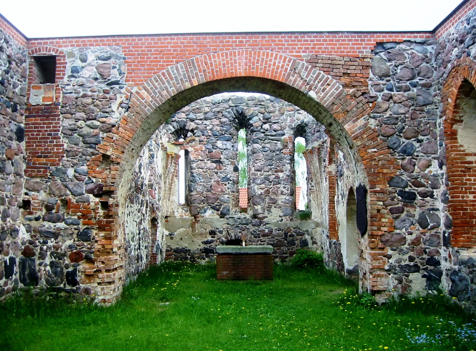 Photo showing: Einschiffiger Granitquaderbau aus dem Ende 12., Anfang 13. Jahrhunderts. Im Zweiten Weltkrieg gesprengt und als Ruine gesichert.