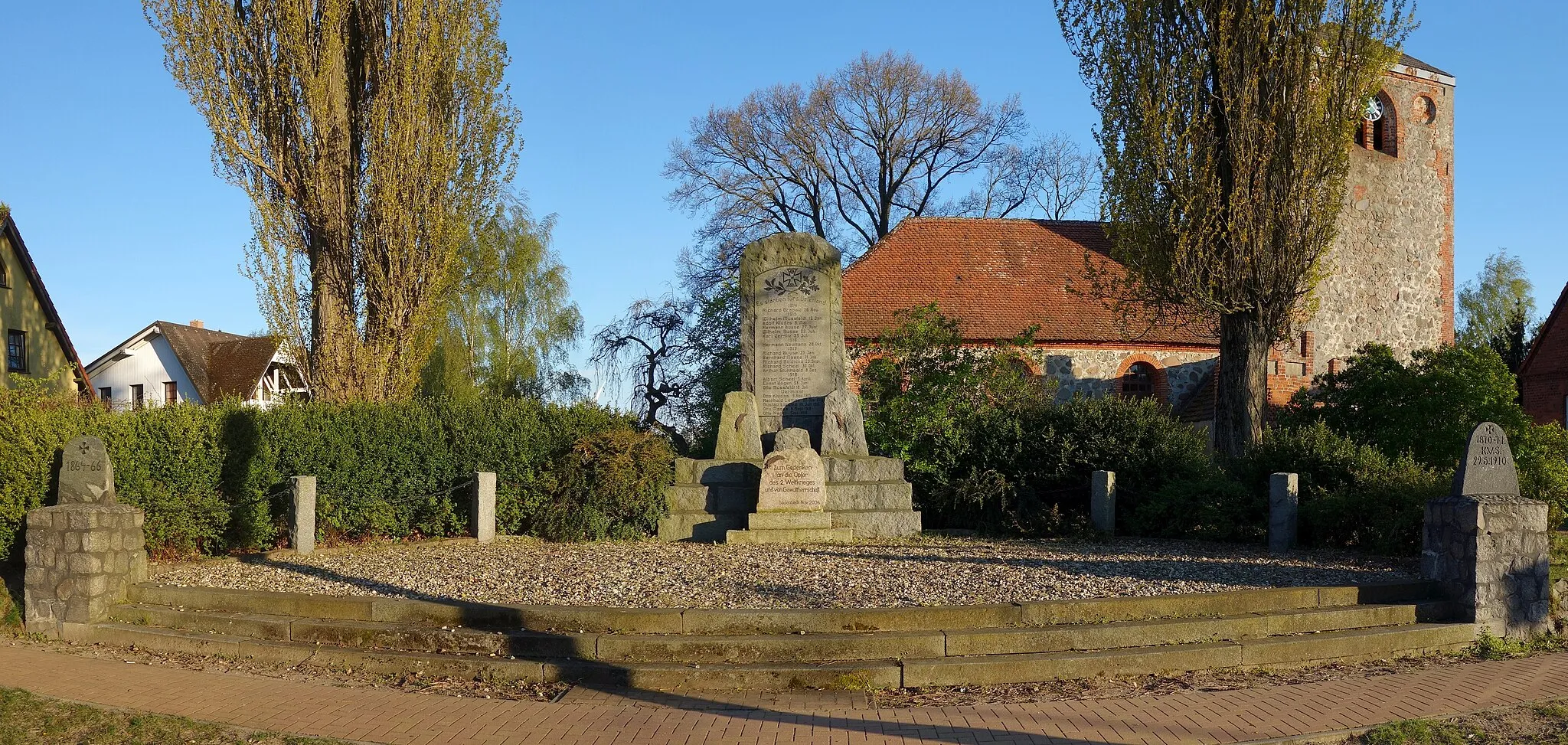 Photo showing: War memorial in Sadenbeck, Pritzwalk municipality, Prignitz district, Brandenburg state, Germany