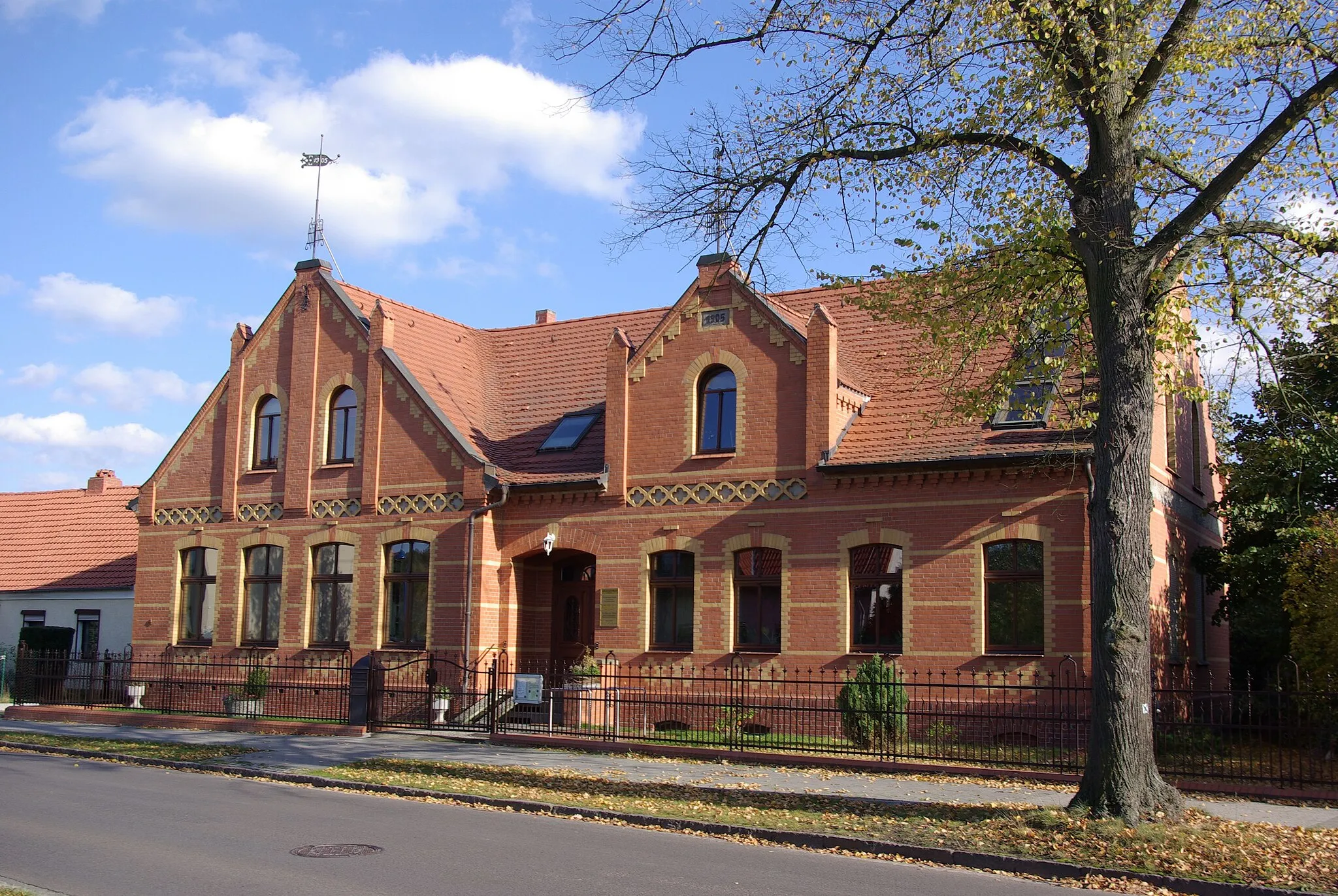 Photo showing: Bestensee in Brandenburg. Das haus in der Königswusterhauserner STraße 4 war die Dorfschule. Das Haus steht unter Denkmalschutz.