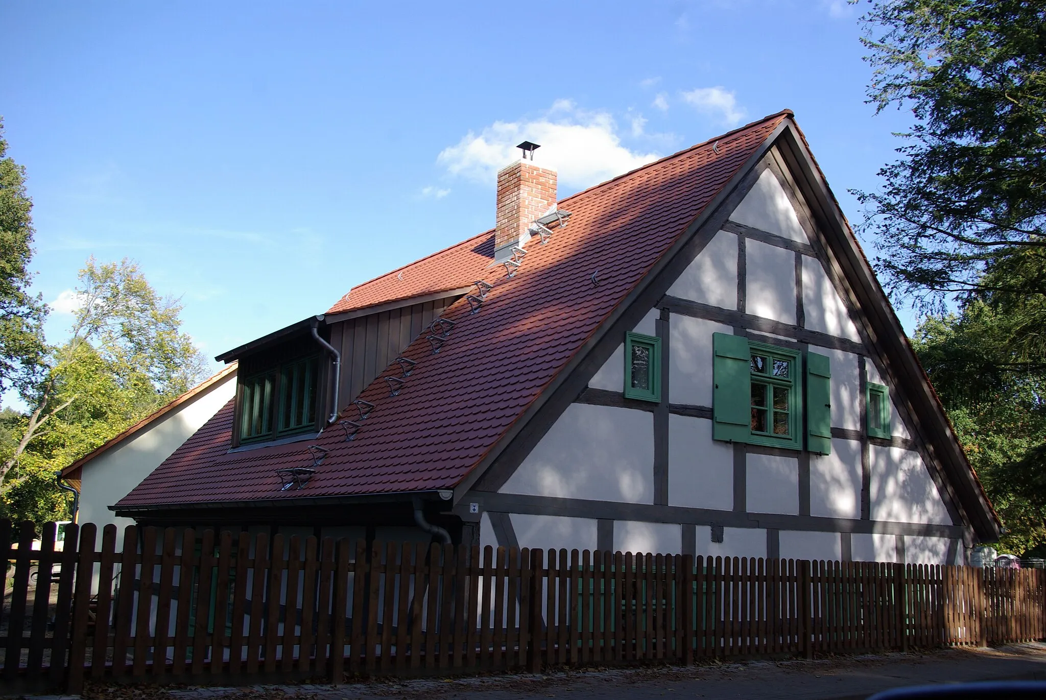 Photo showing: Bestensee in Brandenburg. Das Haus aus Fachwerk in der Hauptstraße 2 war mal das Köngiliche Forstamt. Das Haus steht unter Denkmalschutz.