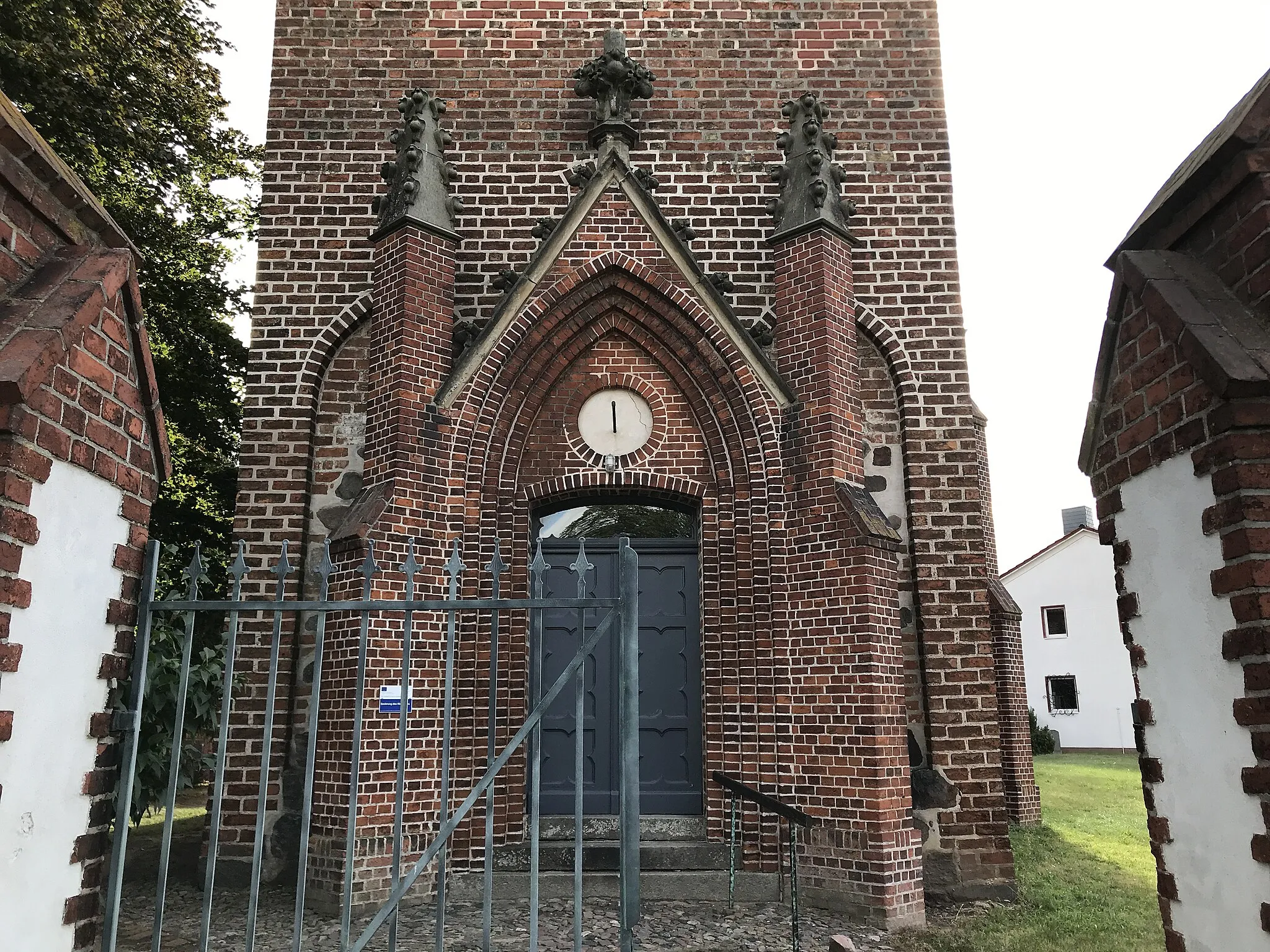 Photo showing: Die Dorfkirche Wust ist eine neogotische Backsteinkirche aus den Jahre 1880 bis 1882 in der Stadt Brandenburg an der Havel.