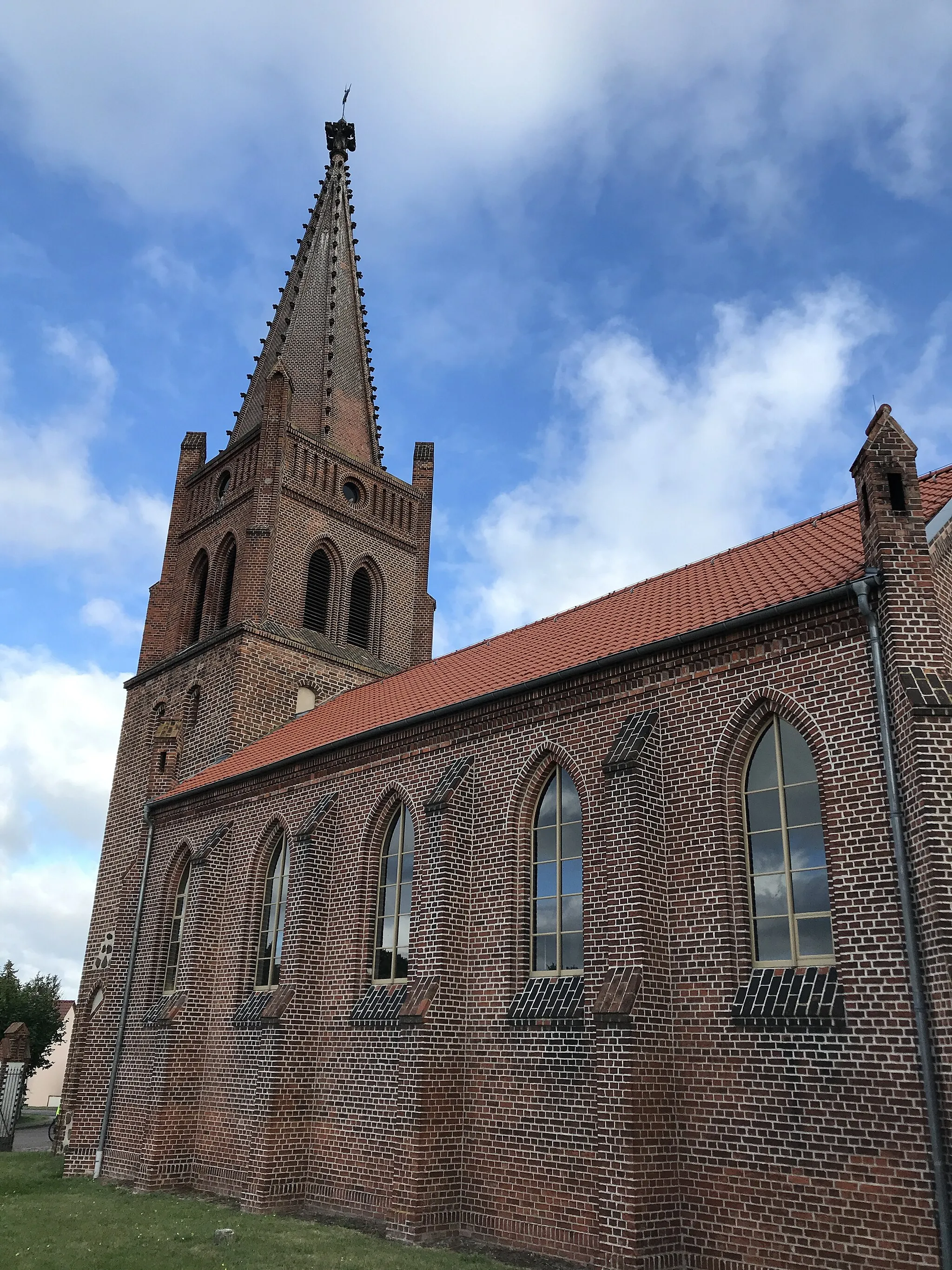 Photo showing: Die Dorfkirche Wust ist eine neogotische Backsteinkirche aus den Jahre 1880 bis 1882 in der Stadt Brandenburg an der Havel.