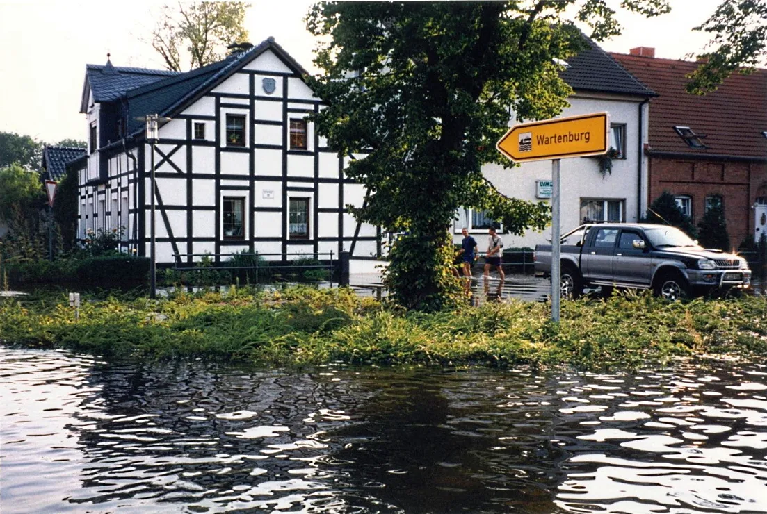 Photo showing: Markt in Elster bei Hochwasser im August 2002