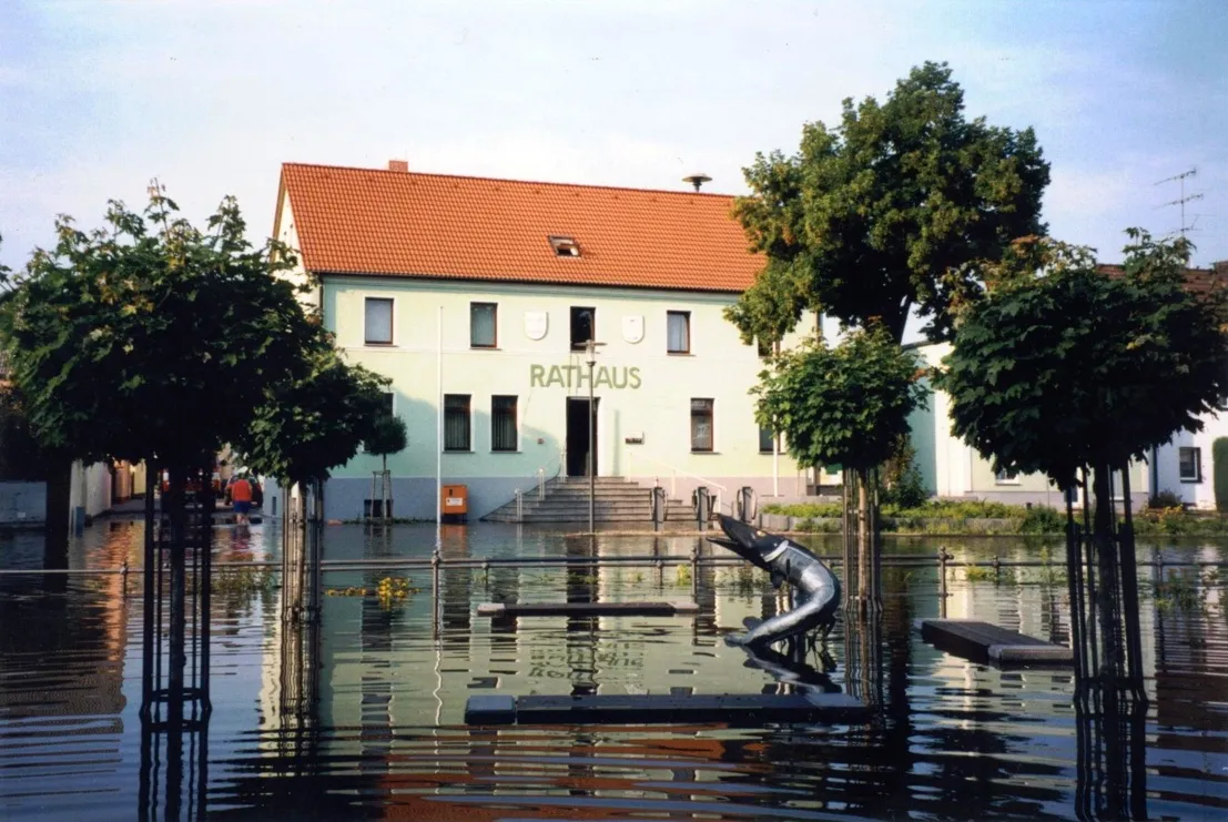 Photo showing: Rathaus Elster bei Hochwasser im August 2002