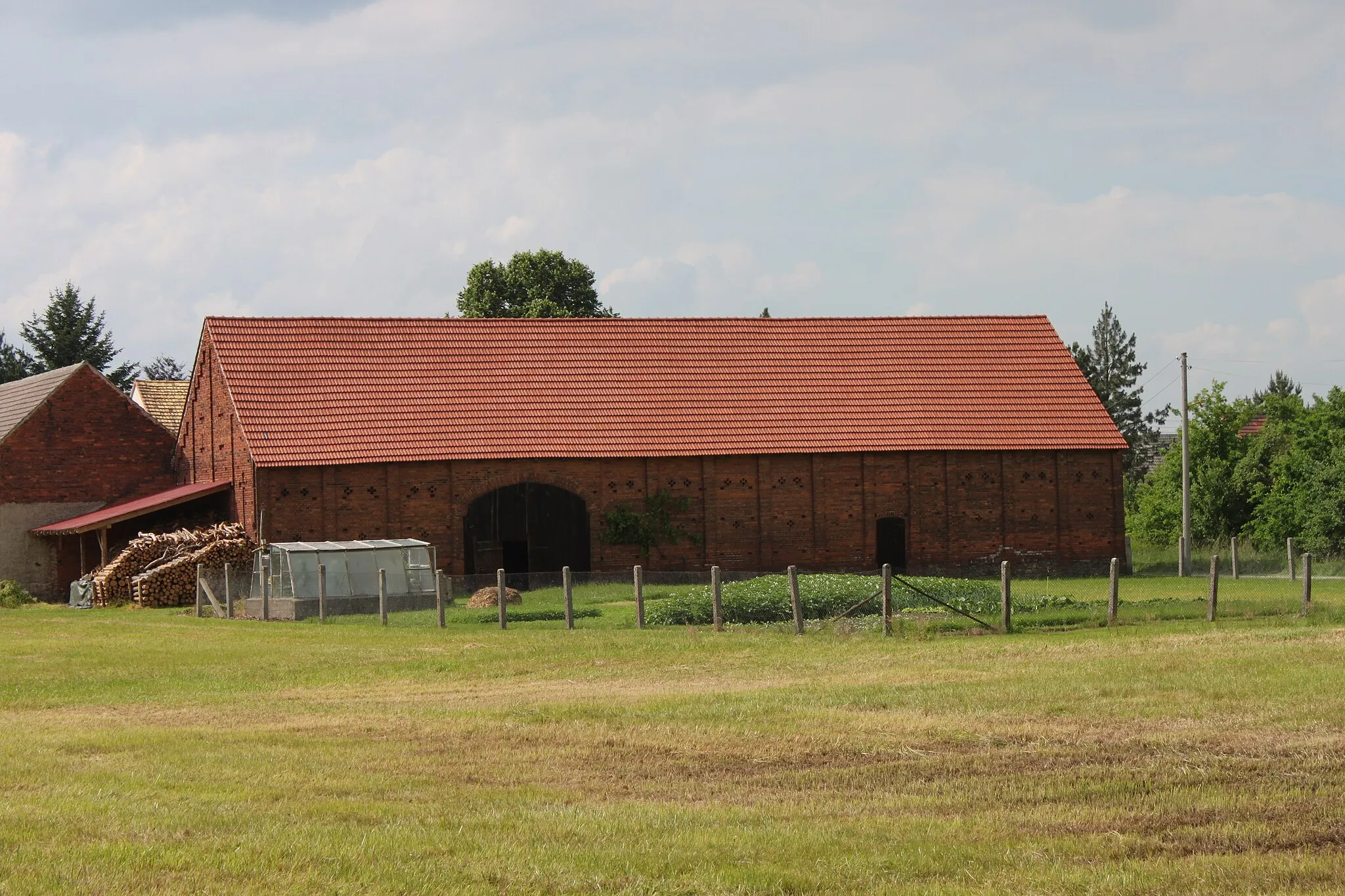 Photo showing: Dorfstraße 23; Durchfahrtsscheune eines Großbauerngehöfts