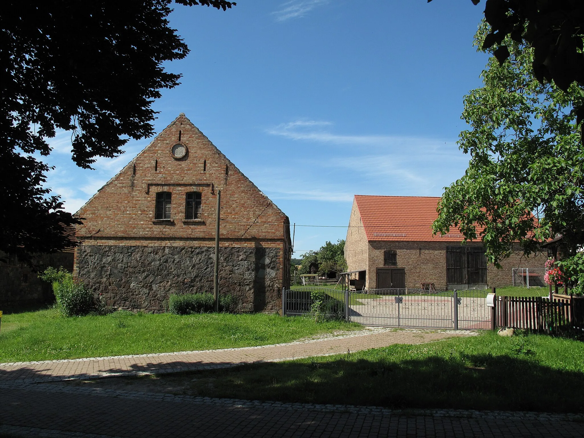 Photo showing: Pritzhagen is a village of the municipality Oberbarnim in the District Märkisch-Oderland, Brandenburg, Germany. It is situated in the Märkische Schweiz Nature Park. The village green with its pond and the perimeter fieldstone-walls was extensively renovated in 2004.