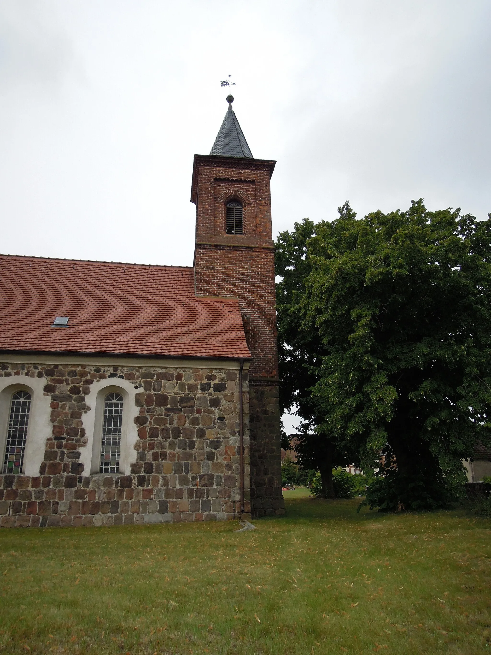 Photo showing: Kirche Gadegast -Nordansicht Turm mit Westschiff hochkant- August 2020