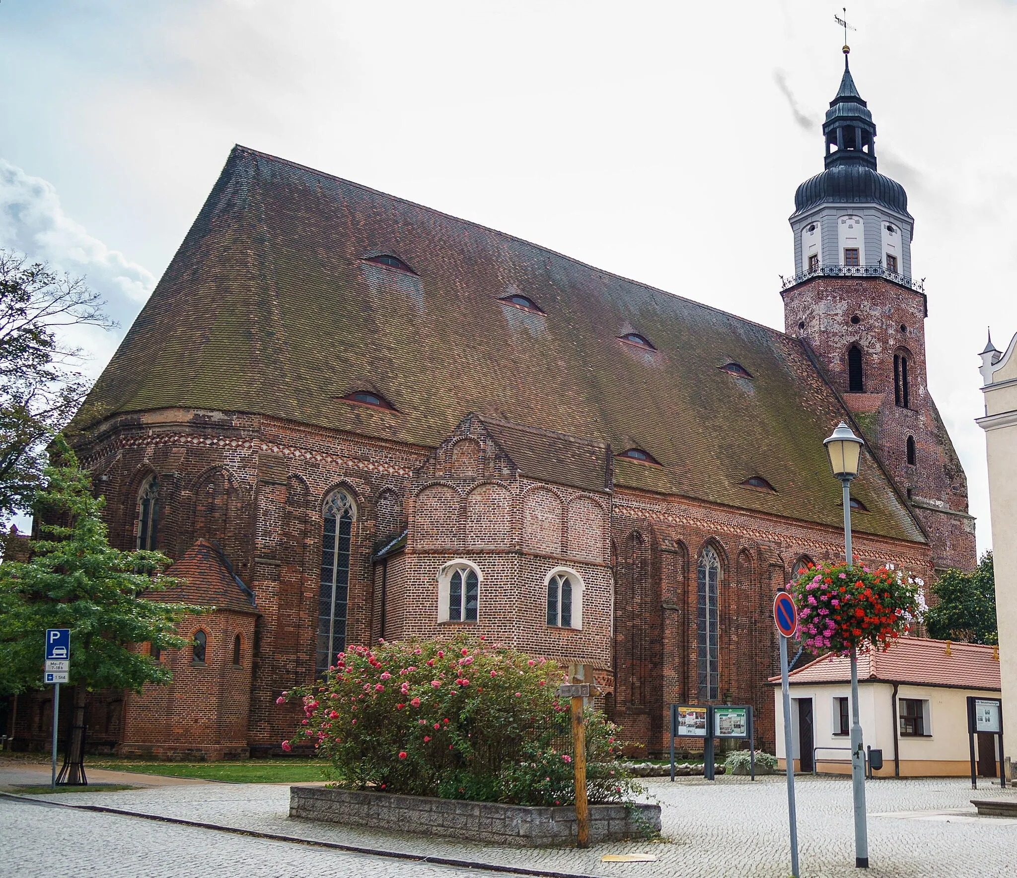 Photo showing: Stadtpfarrkirche St. Marien und Kriegerdenkmal Germania vor dem Rathaus in Herzberg (Elster)