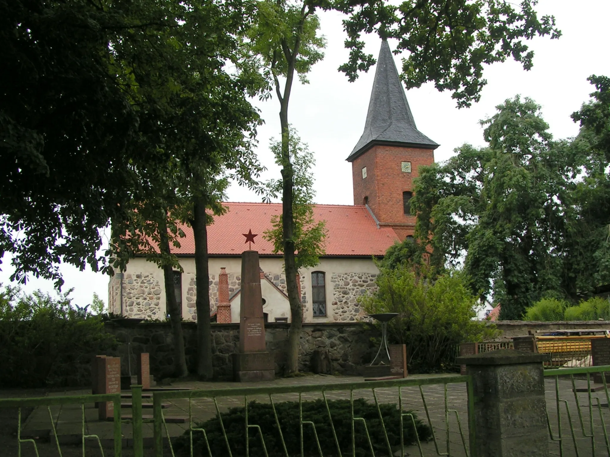 Photo showing: Kirche in Schönermark (Land Ruppin) mit sowjetischem Soldatenfriedhof