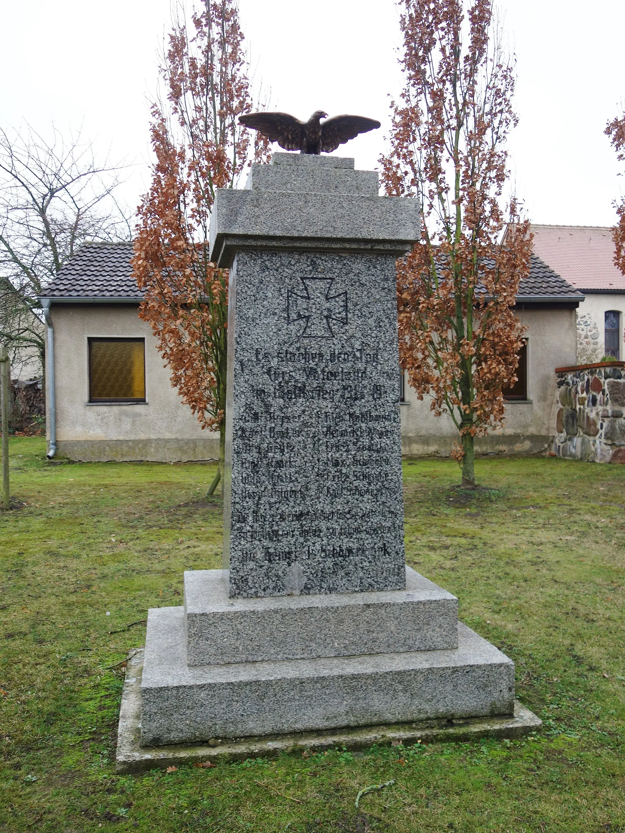 Photo showing: Northern view of the World War I memorial  in Schönermark , Schönermark municipality , Oberhavel district, Brandenburg state, Germany.