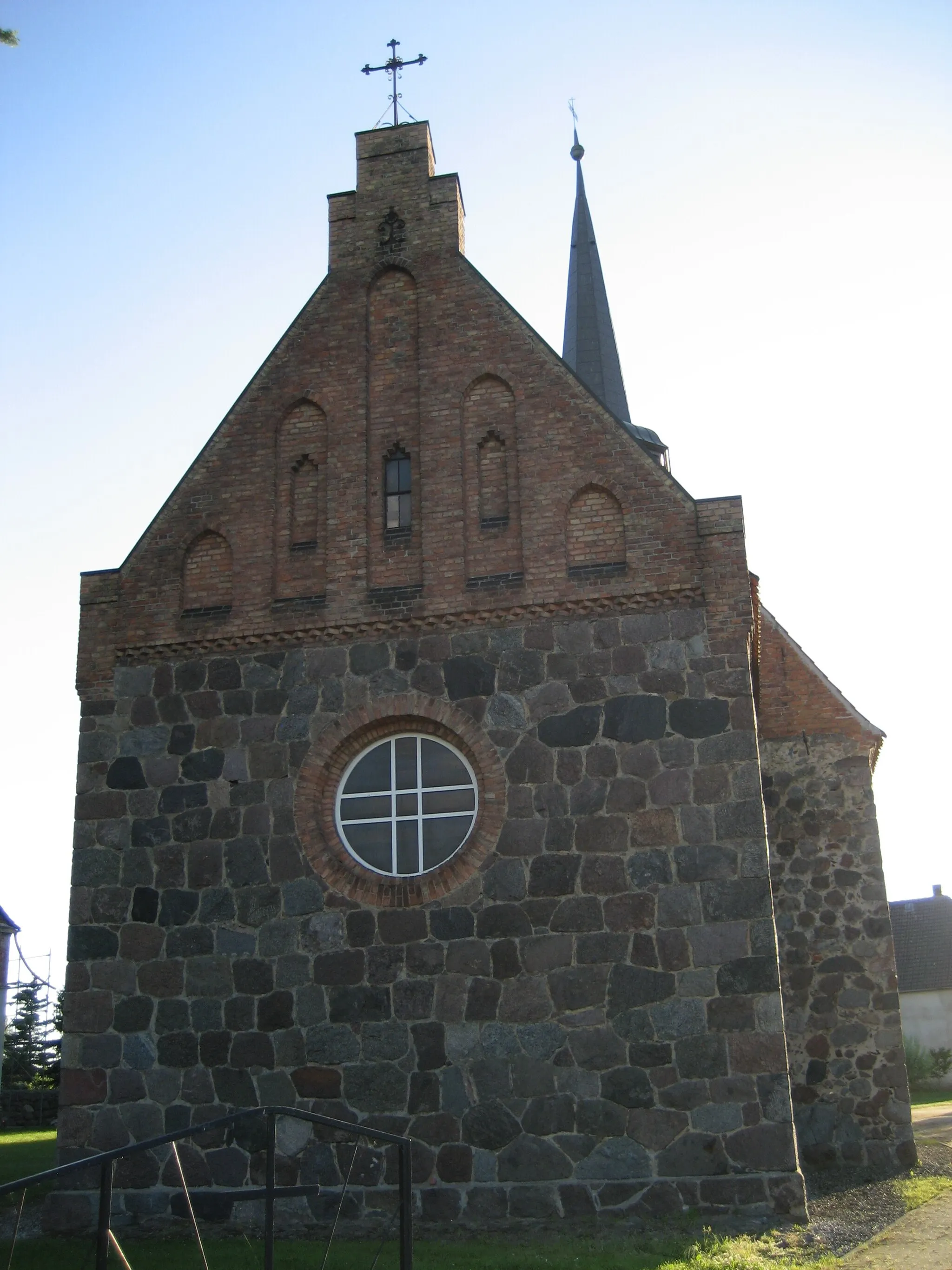 Photo showing: Kirche Rossow mit Chor aus Blickrichtung Osten.