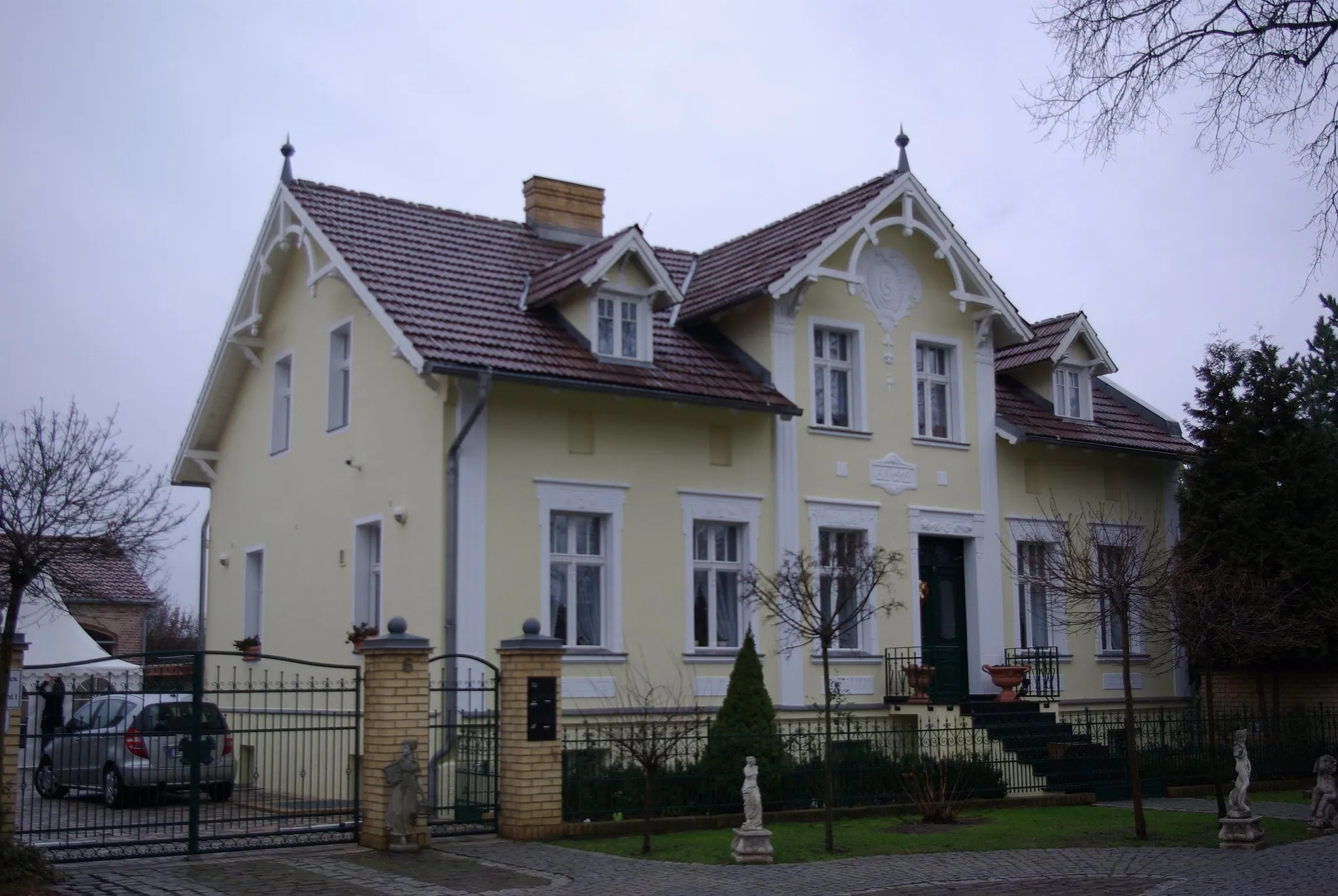 Photo showing: Mittenwalde Ortsteil Motzen in Brandenburg. Das Haus in der Kirchstraße 5 steht unter Denkmalschutz. Es steth gegenüber der Kirche.