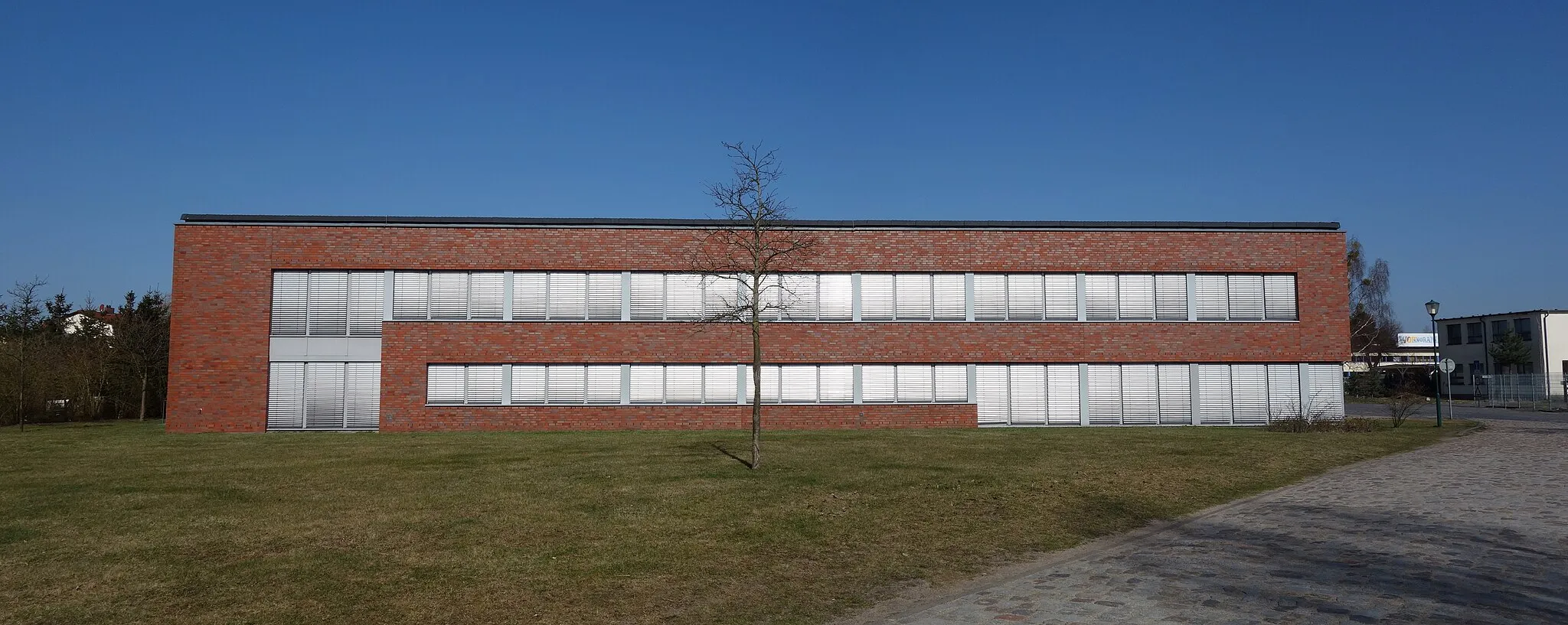 Photo showing: South-eastern view of administration office of Amt Britz-chorin-Oderberg in Britz municipality, Barnim district, Brandenburg state, Germany