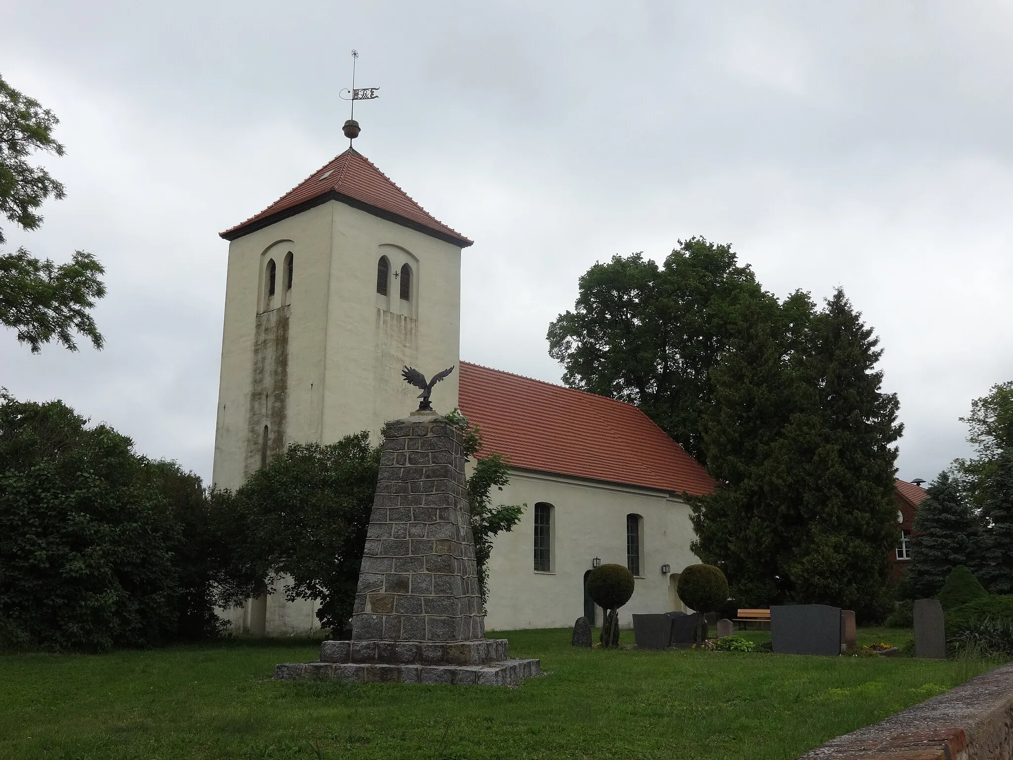 Photo showing: Die Saalkirche in Libbenichen entstand im Jahr 1736 auf den Resten eines mittelalterlichen Vorgängerbaus. Bei Instandsetzungsarbeiten nach dem Zweiten Weltkrieg legten Handwerker die Reste eine mittelalterlichen Ausmalung frei. Der Kanzelkorb stammt aus der ersten Hälfte des 19. Jahrhunderts.