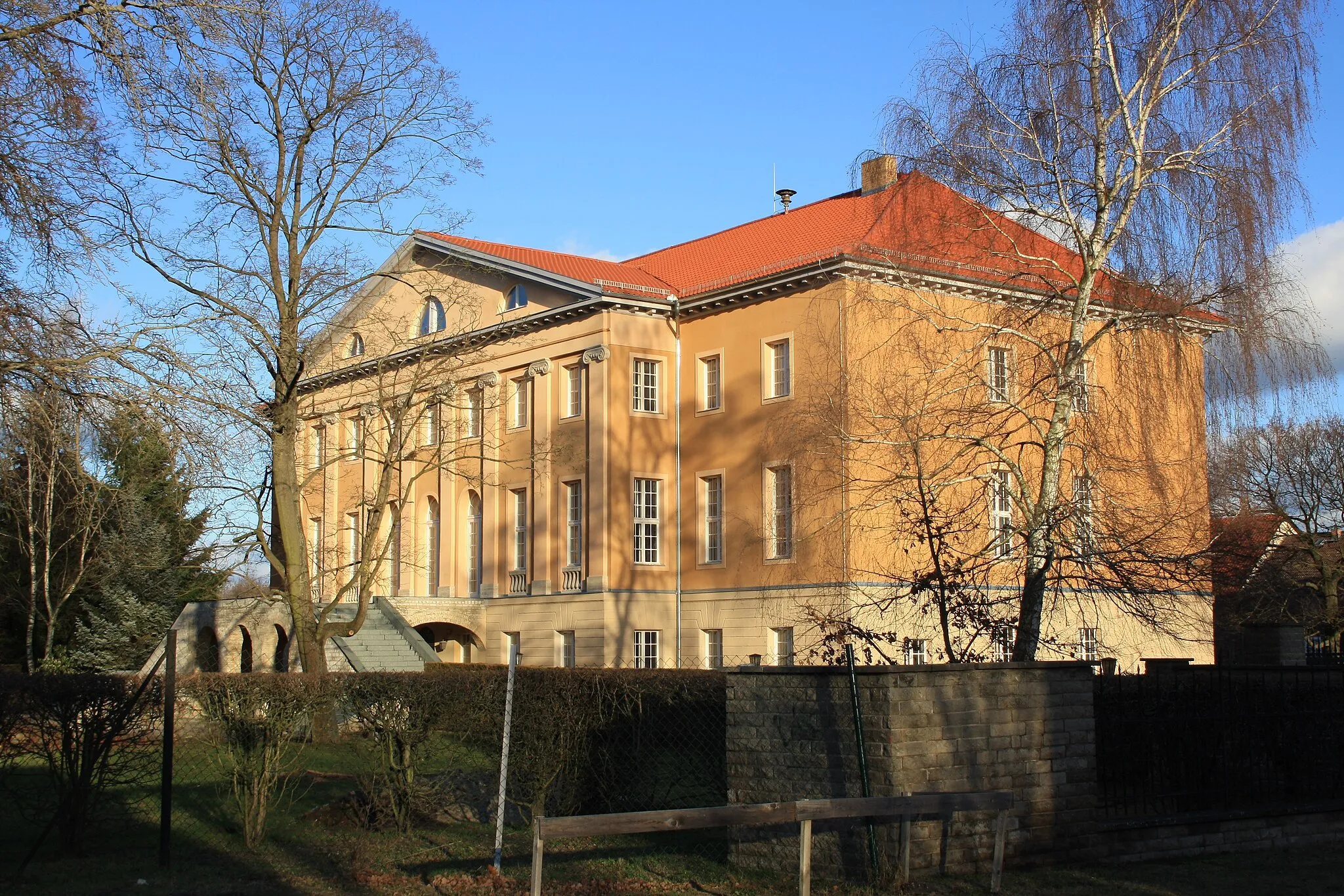 Photo showing: Schloss Garzau (ehemals Herrenhaus Garzau). Das ursprüngliche Herrenhaus Garzau wurde 1911 bei einem Brand vernichtet und als Schloss wieder aufgebaut.