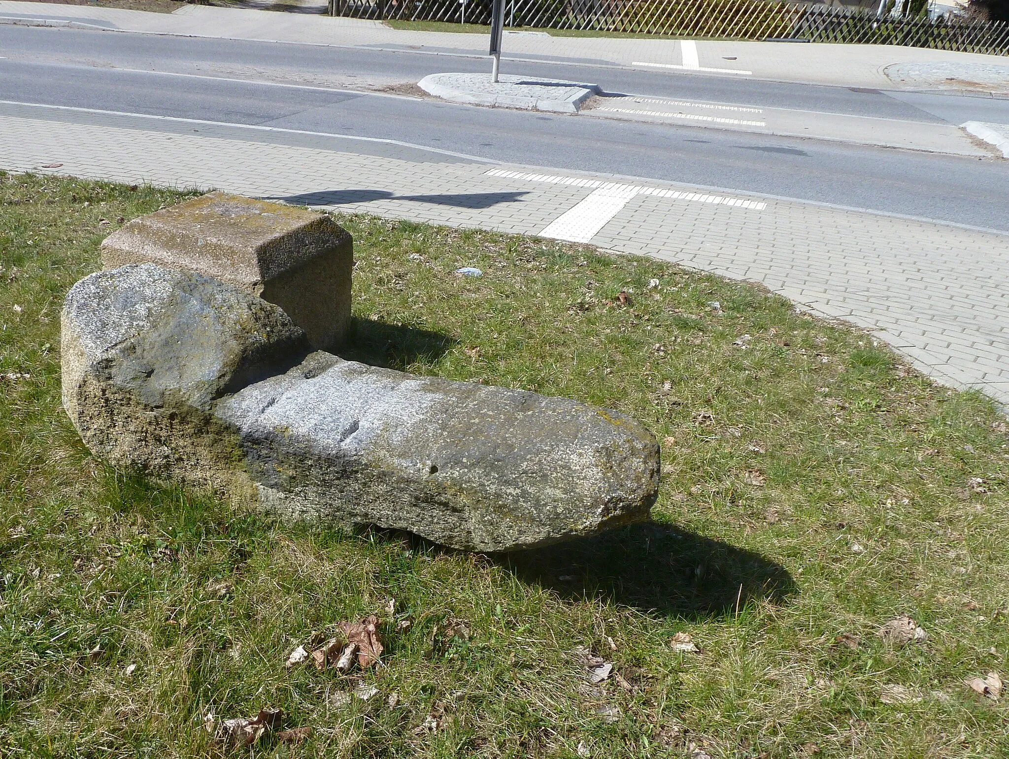 Photo showing: Tiefensee, Stadt Werneuchen, denkmalgeschützter Wegweiserstein an der Straßenkreuzung im Ort