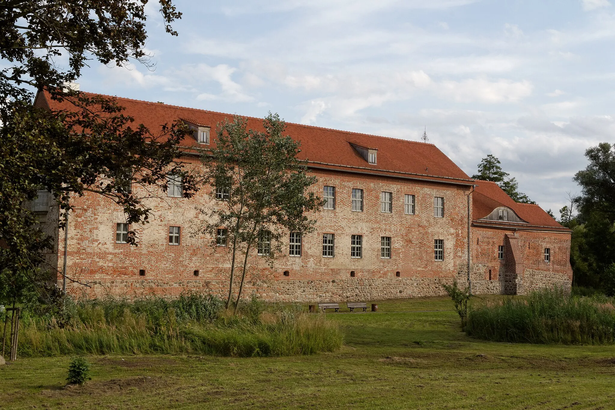 Photo showing: Burg Storkow, restaurierter Palas mit Brauhaus (rechts), Blick von Westen.