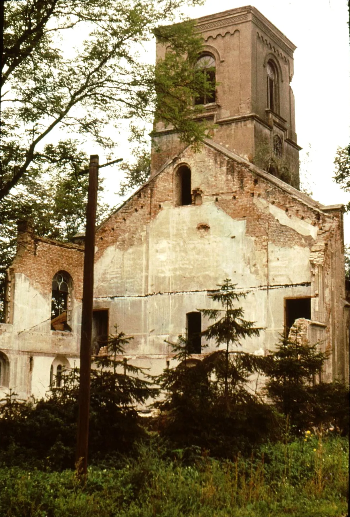 Photo showing: Evangelische Kirche Platkow als Ruine, 1974