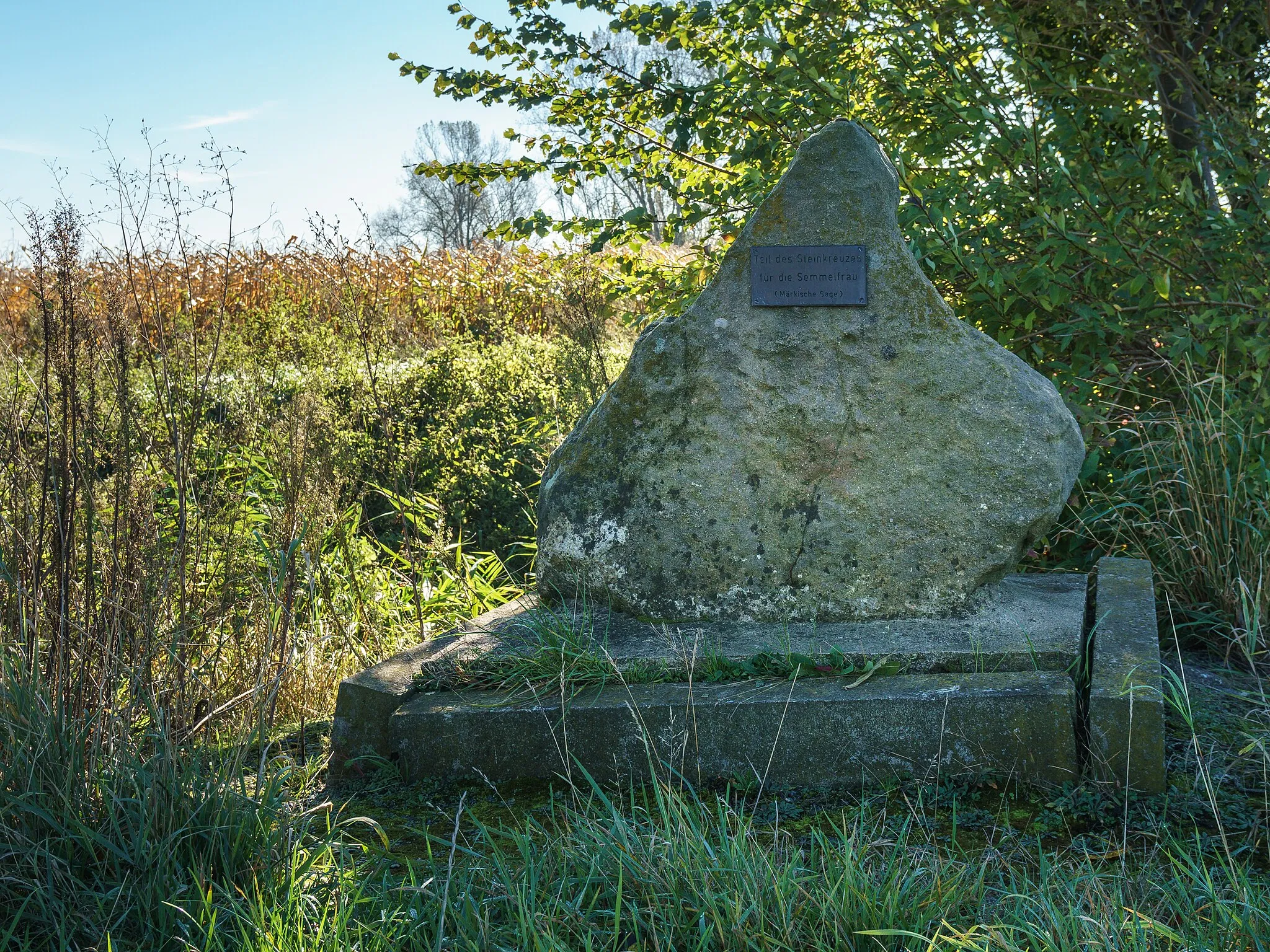 Photo showing: Steinkreuz, am Semmelweg einem Graben in Nauen OT Lietzow