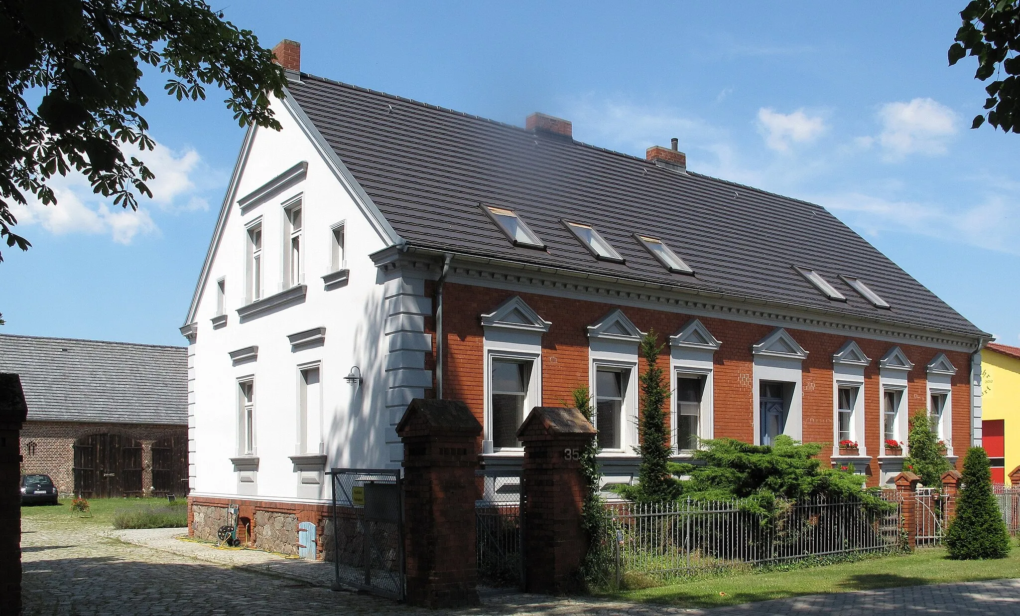 Photo showing: Listed farm house in Ahrensdorf, Lindenstraße 35. The village Ahrensdorf is a part of the municipality Rietz-Neuendorf in the District Oder-Spree, Brandenburg, Germany.
