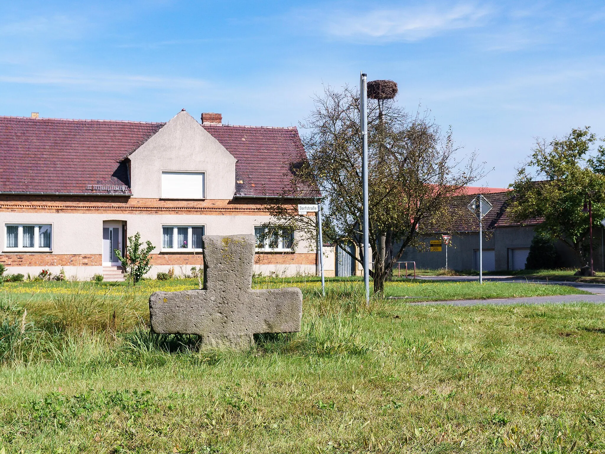 Photo showing: Steinkreuz, Kirchhainer Chaussee, Abzweig Dorfstraße in Sonnewalde OT Schönewalde