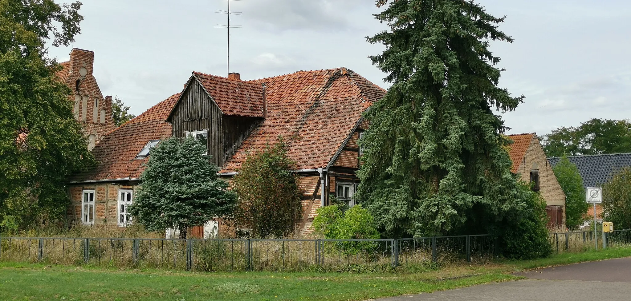 Photo showing: Denkmalgeschütztes Schulgebäude in der Brinkstraße 24 in Rossow (Wittstock/Dosse)