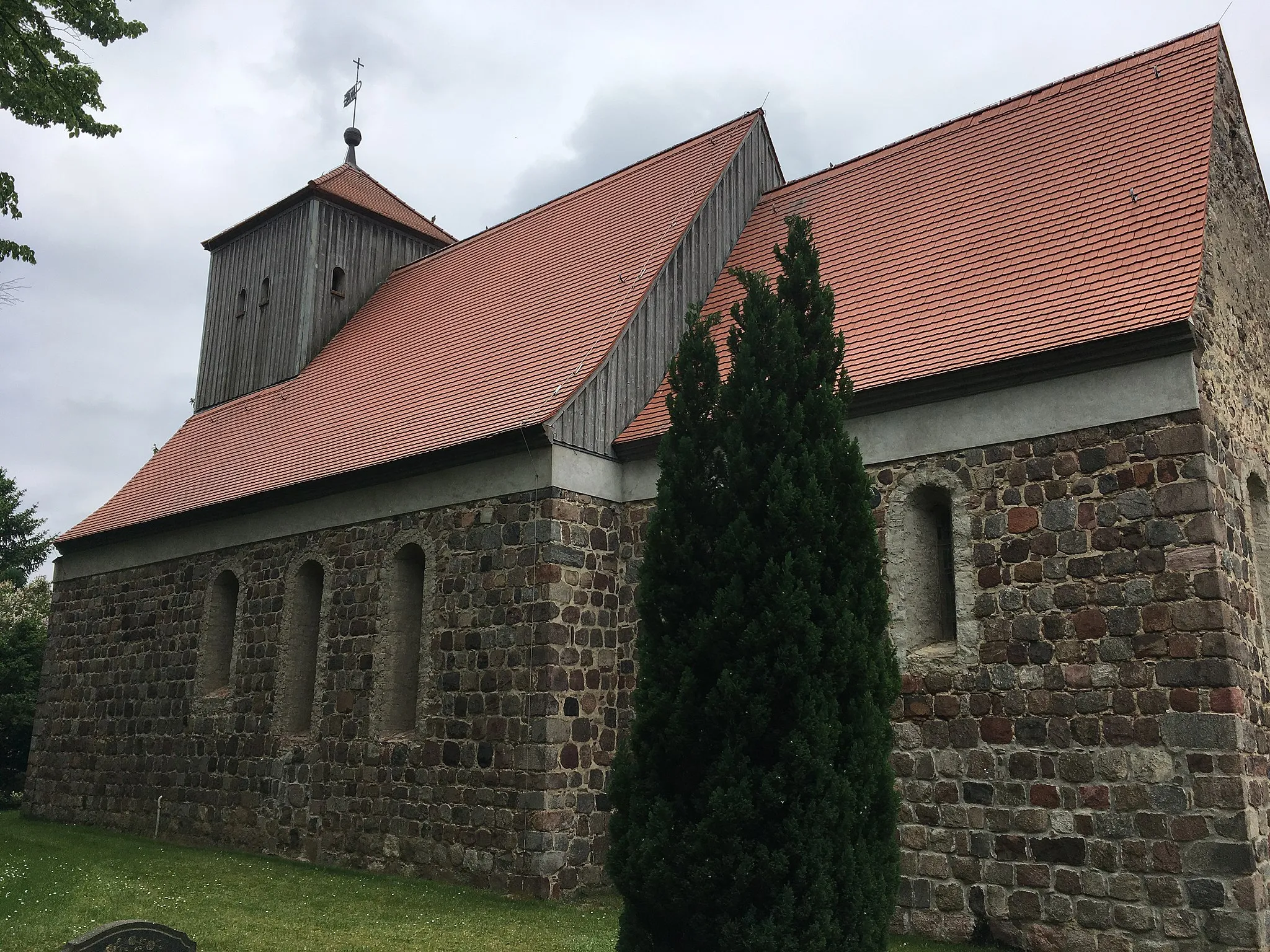Photo showing: Die Dorfkirche Jänickendorf ist eine Feldsteinkirche aus dem 13. Jahrhundert in Steinhöfel, Landkreis Oder-Spree im Land Brandenburg