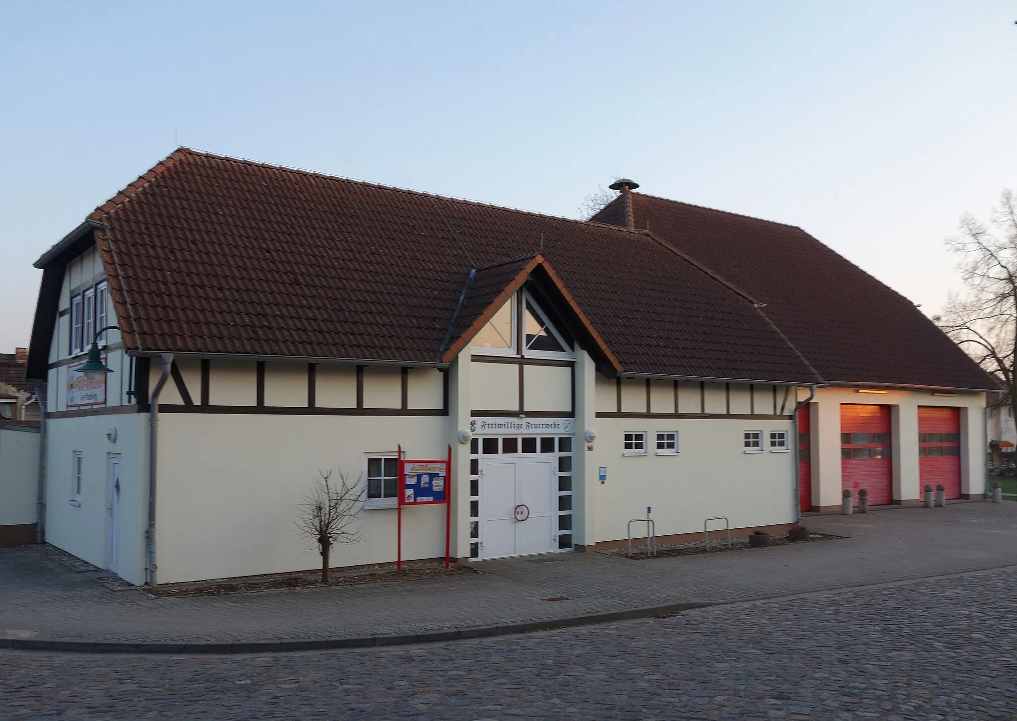 Photo showing: North-eastern view of the fire station  in Greiffenberg , Angermünde municipality , Uckermark district, Brandenburg state, Germany