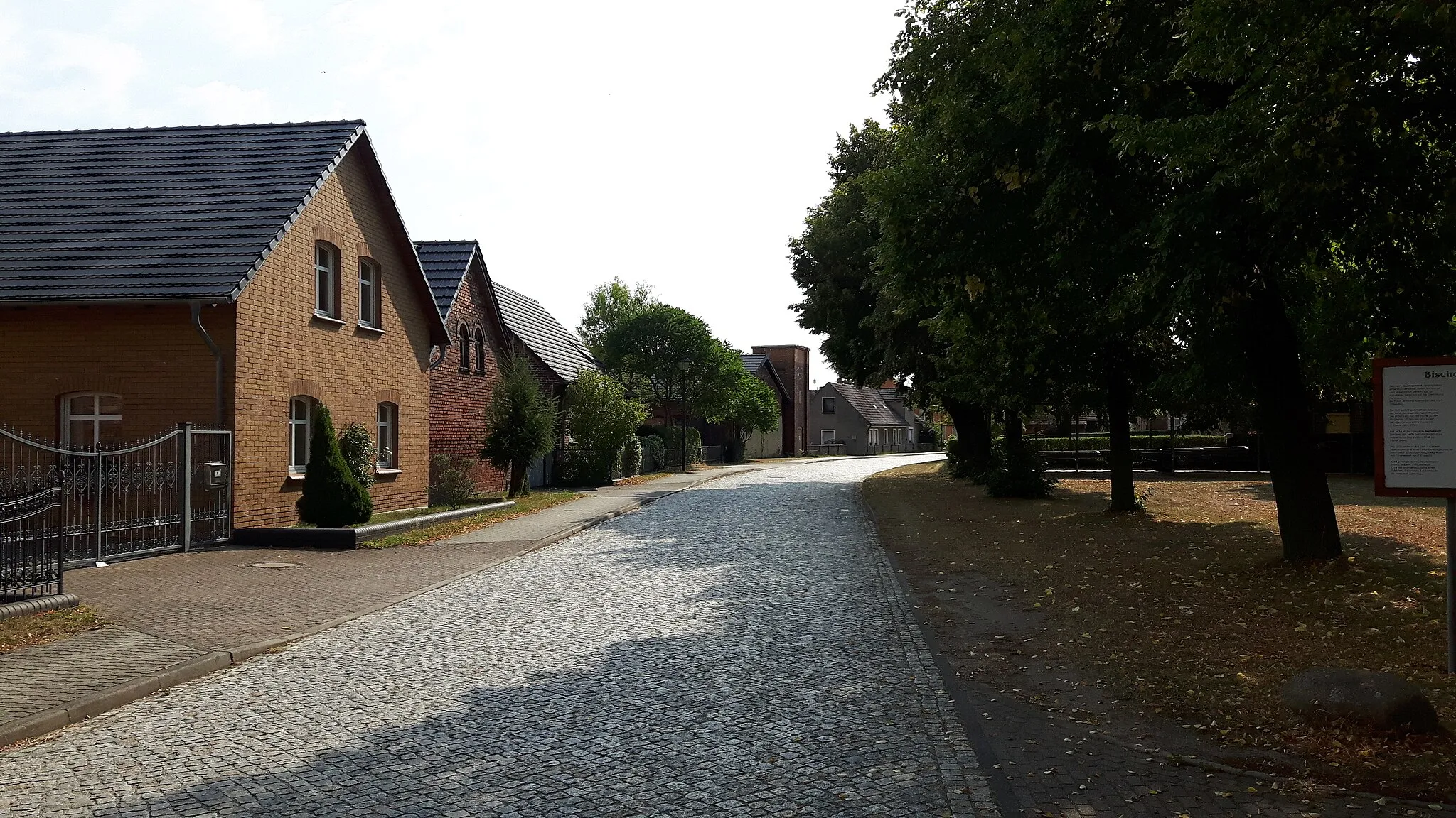 Photo showing: Die Bischdorfer Hauptstraße in Bischdorf, einem Ortsteil der Stadt Lübbenau/Spreewald in Brandenburg.