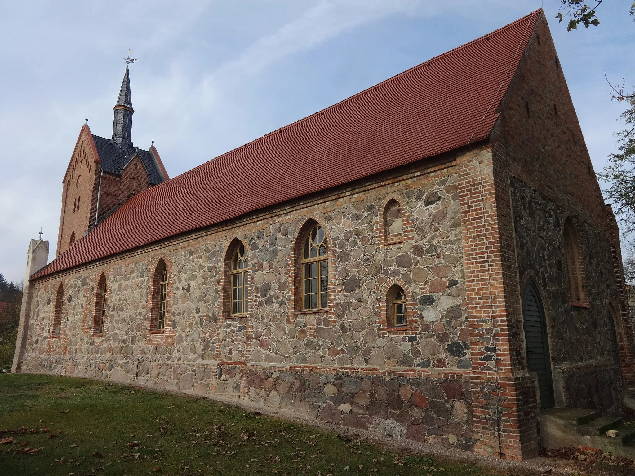 Photo showing: Die Dorfkirche in Wulkow, Gemeinde Neuhardenberg im Landkreis Oder-Spree, ist eine Feldsteinkirche, die 1874 in neugotischen Formen erneuert wurde. Gleichzeitig errichtete die Kirchengemeinde den Westturm.