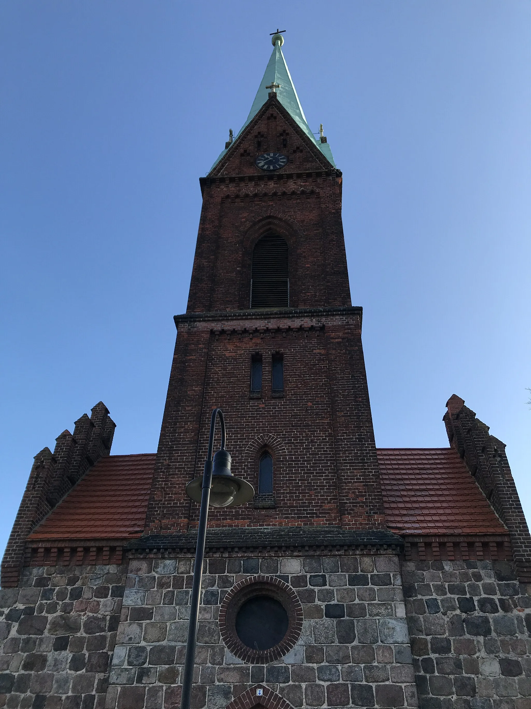 Photo showing: Die Dorfkirche Wahlsdorf ist eine spätromanische Feldsteinkirche aus der ersten Hälfte des 13. Jahrhunderts in Wahlsdorf, einem Ortsteil von Dahme/Mark in Brandenburg. Die Kirchenausstattung ist neugotisch.