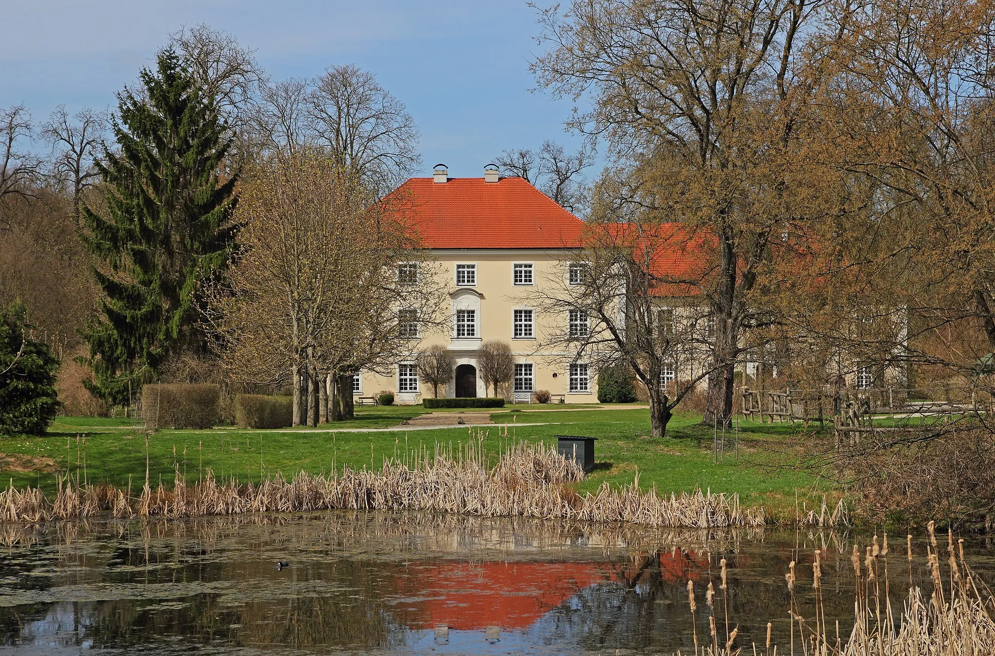 Photo showing: Castle and landscape garden in Madlitz-Wilmersdorf, Brandenburg, Germany