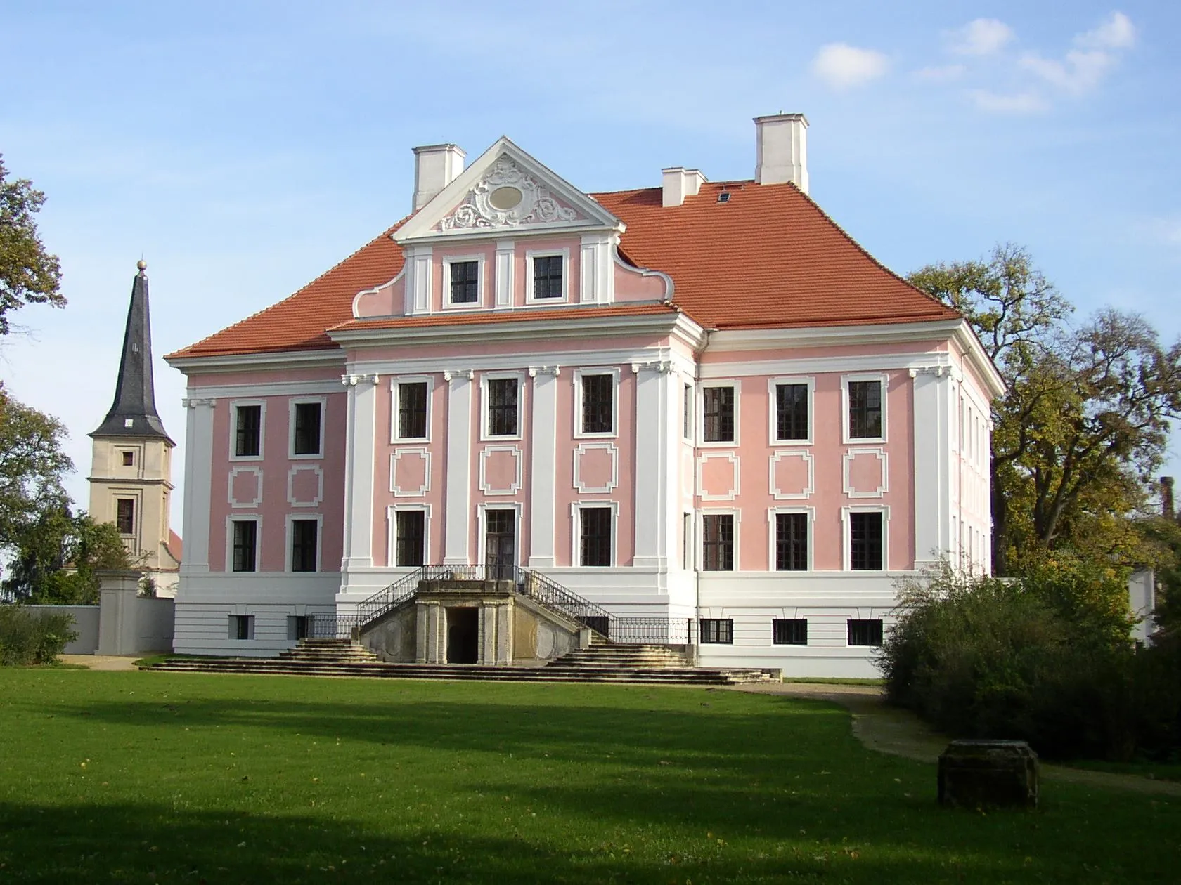 Photo showing: Church and palace in Groß Rietz (municipality Rietz-Neuendorf) in Brandenburg, Germany