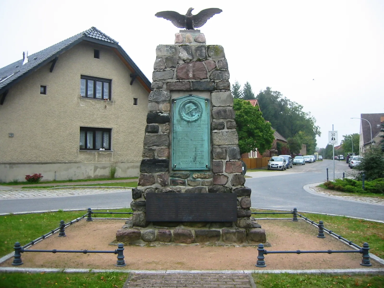 Photo showing: Denkmal für die Gefallenen der beiden Weltkriege in Münchehofe, Landkreis Dahme-Spreewald, Brandenburg