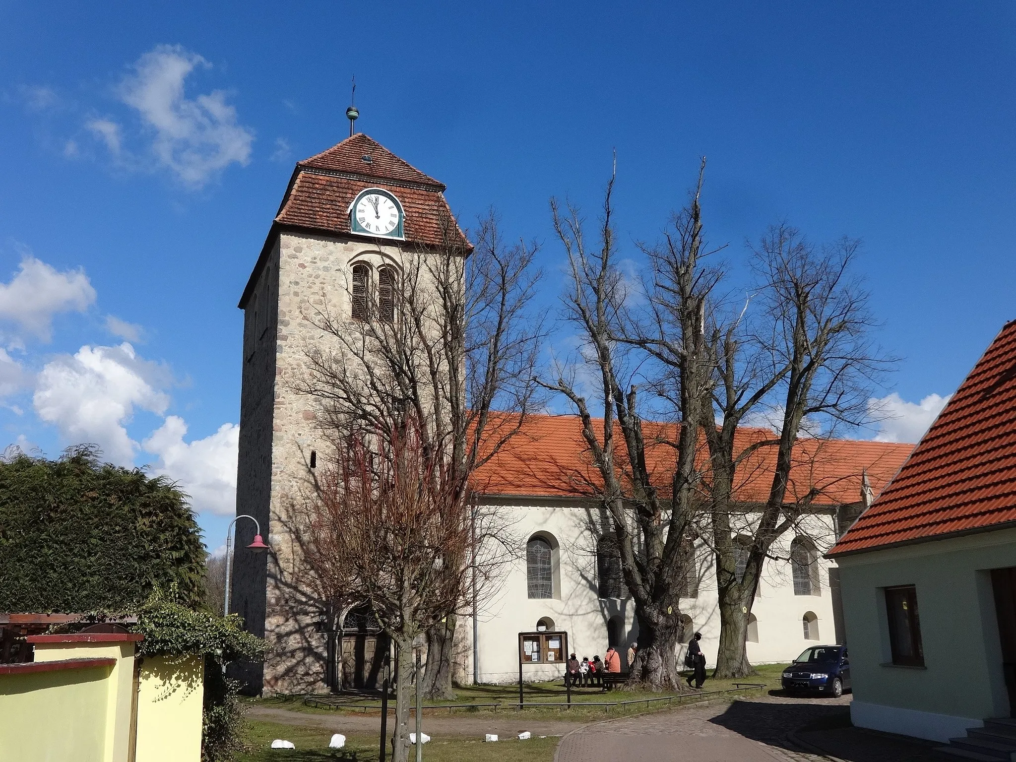 Photo showing: Die Dorfkirche Görzke entstand um 1200 als romanischer Feldsteinbau mit langgestrecktem Chor und Apsis. Über die Entstehungsgeschichte ist bislang nicht viel bekannt. 1882 erfolgten erhebliche Umbauarbeiten. Aus dieser Zeit stammen sowohl die Kanzel wie auch das Gestühl. Ein Taufengel stammt aus dem Anfang des 18. Jahrhunderts. Weiterhin befinden sich der Kirche mehrere Epitaphe derer von Schierstedt.