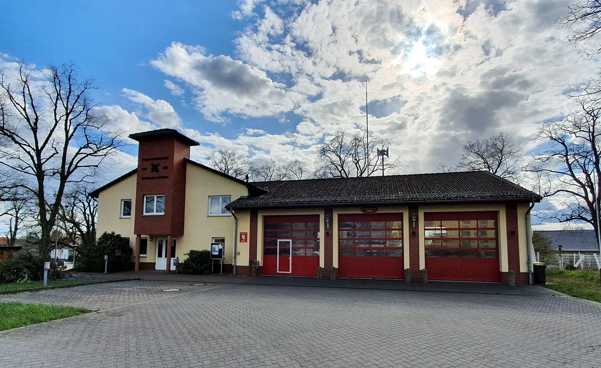 Photo showing: East-north-eastern view of the station of the volunteer firefighters  in Vehlefanz , Oberkrämer municipality , Oberhavel district, Brandenburg state, Germany.