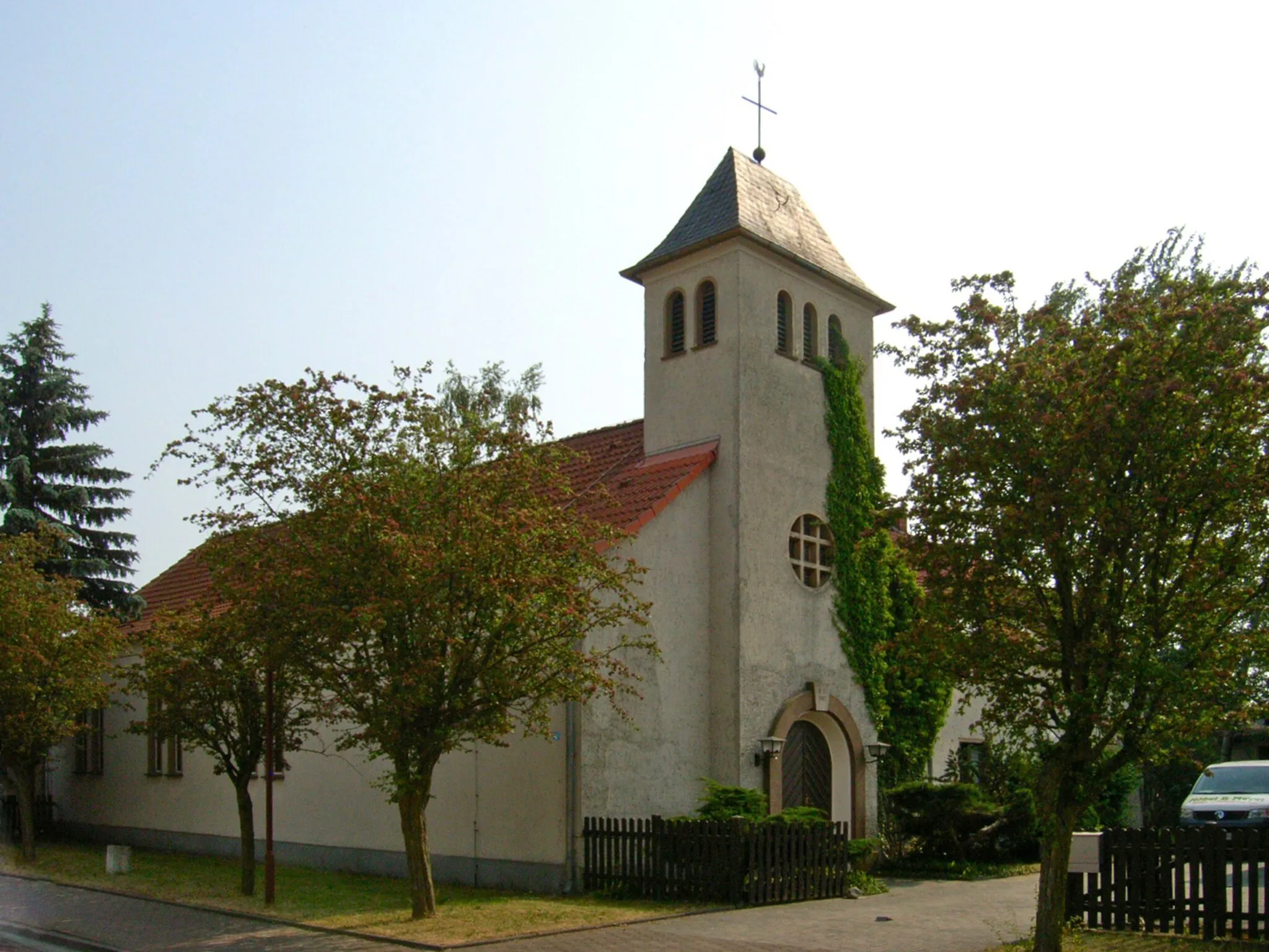 Photo showing: Coswig (Anhalt), Ortsteil Hundeluft, Katholische Kirche Mariä Himmelfahrt. (Baudenkmal im Denkmalverzeichniss Sachsen-Anhalt, Erfassungsnummer: 094 41328 000 000 000 000 [1])